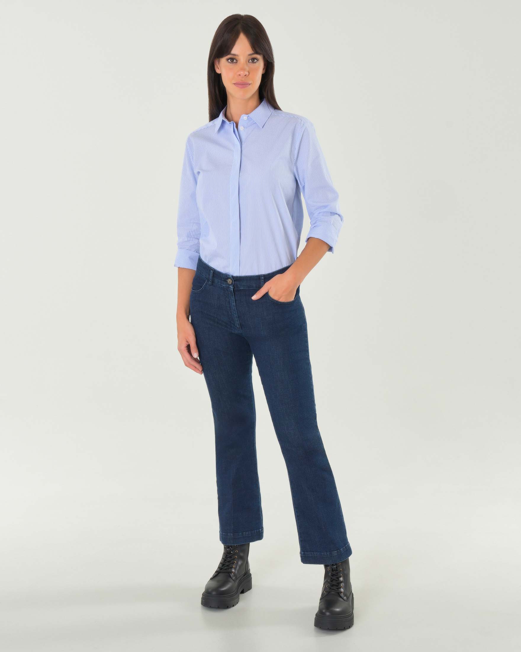 Camicia in cotone azzurra a righine bianche con chiusura all inglese