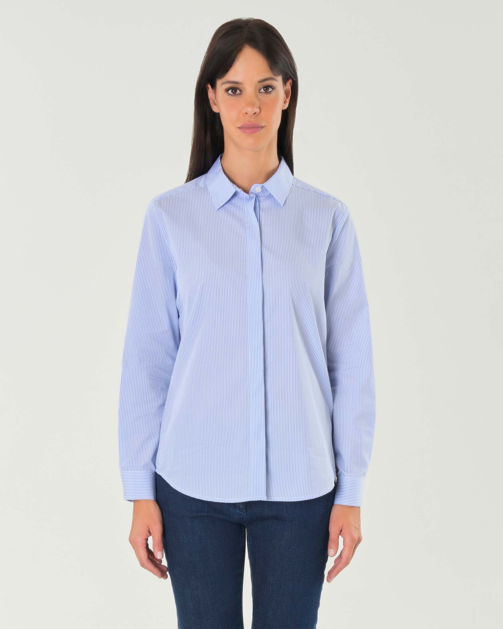 Camicia in cotone azzurra a righine bianche con chiusura all inglese