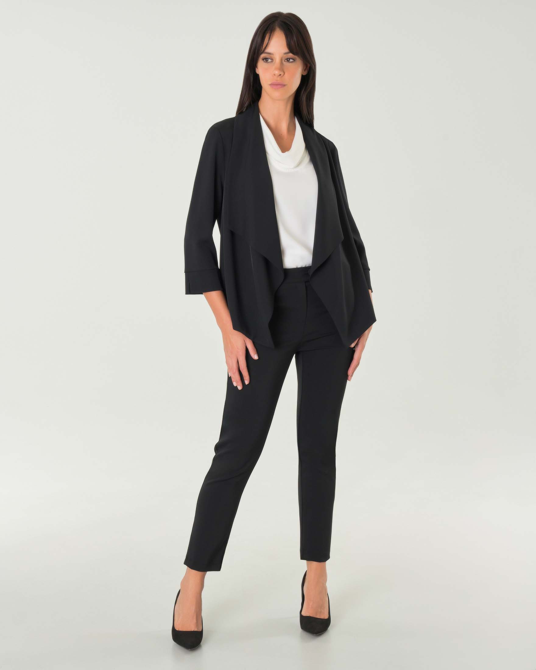 Blazer nero in crêpe con scollo sciallato e maniche tre quarti