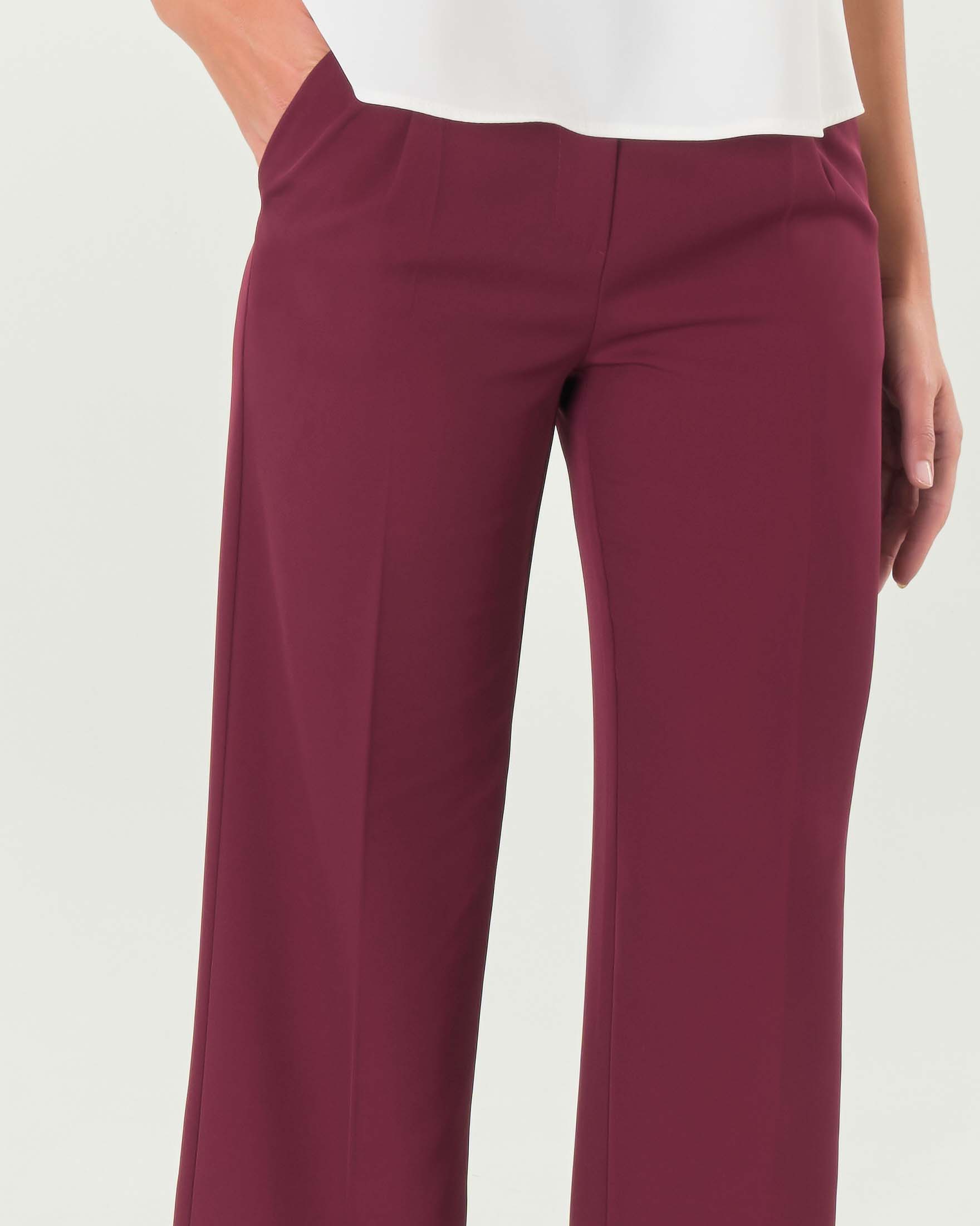 Pantaloni straight Hlo! bordeaux in tessuto stretch fluido con pinces in vita