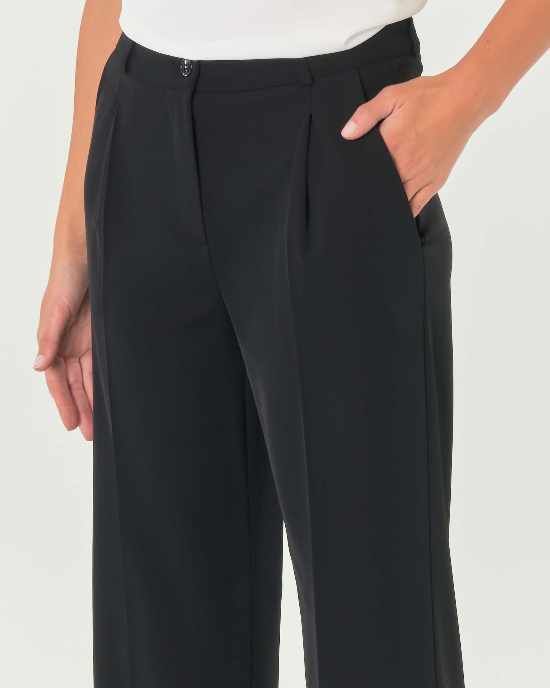 Pantaloni straight neri in tessuto stretch fluido con pinces in vita