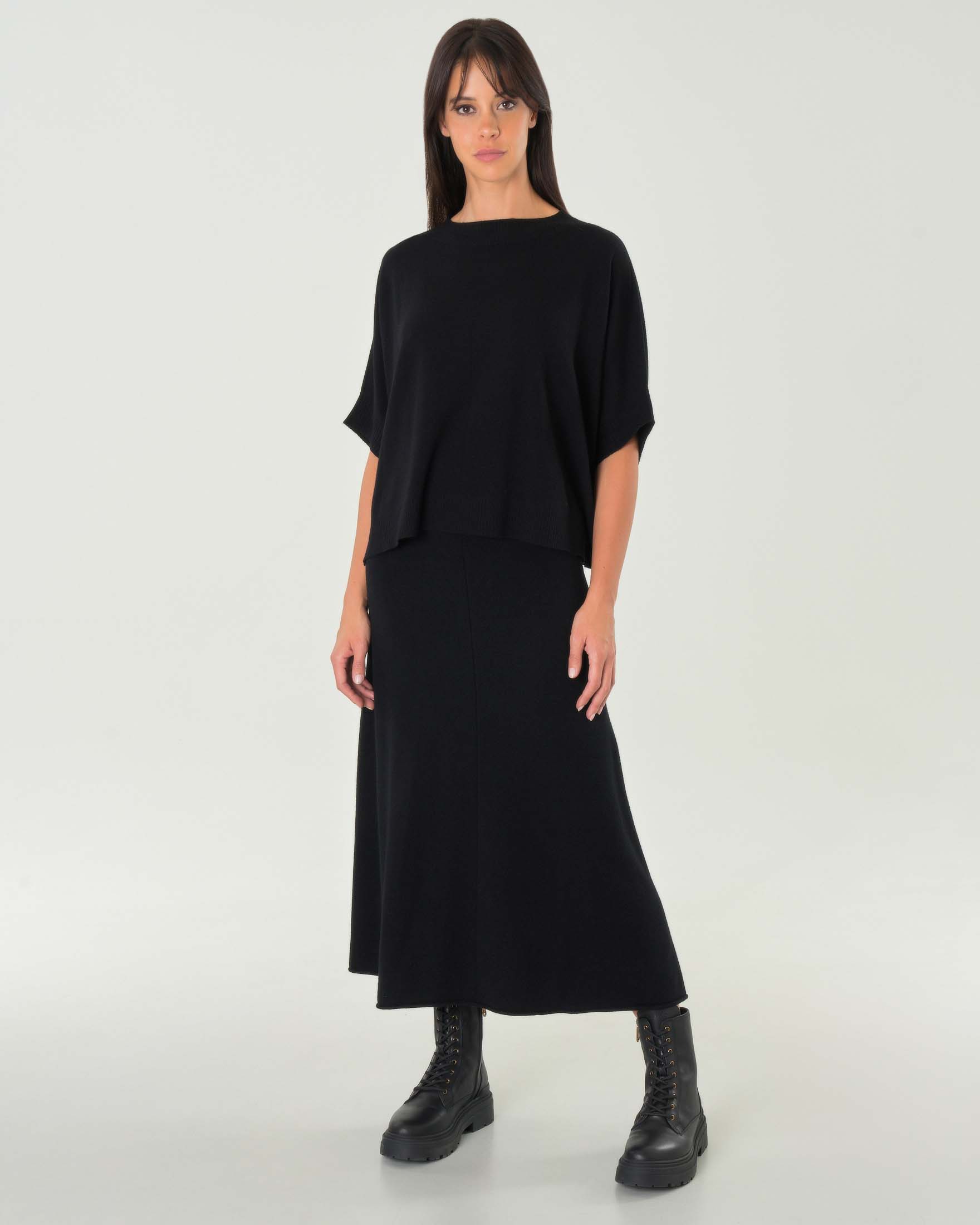 Maglia ampia nera in misto viscosa con colletto a cratere e maniche al gomito a kimono