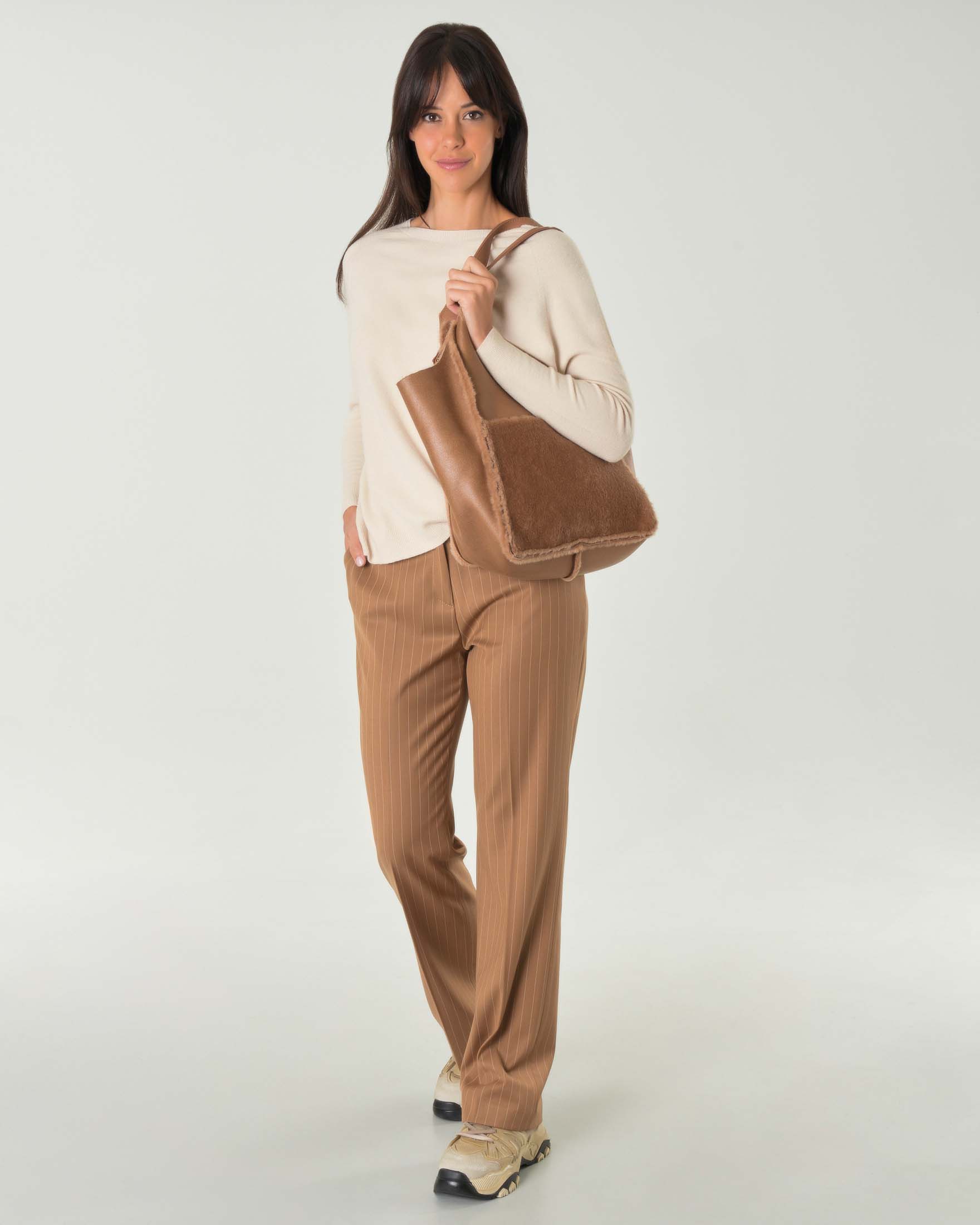 Maglia boxy beige in misto viscosa con scollo ampio e maniche raglan