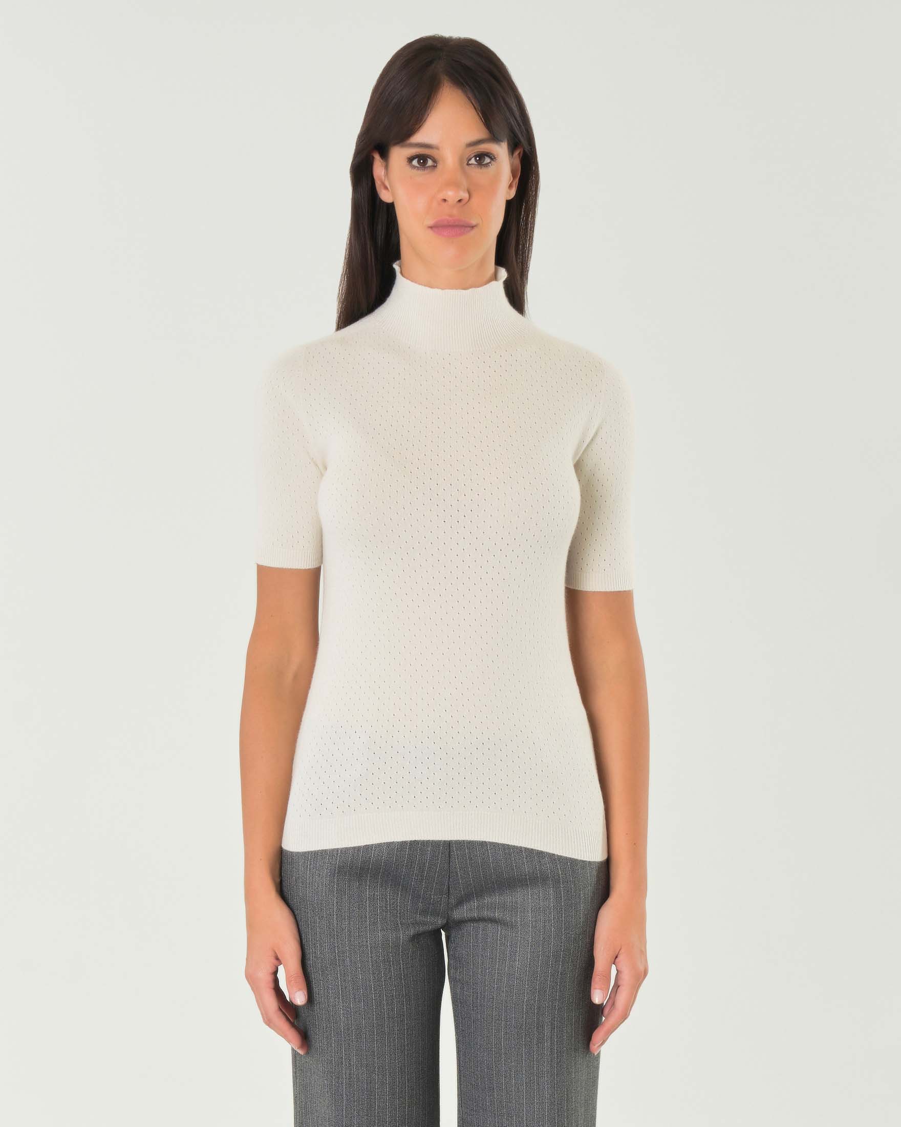 Maglia bianca a collo alto in misto viscosa a motivo traforato all over image