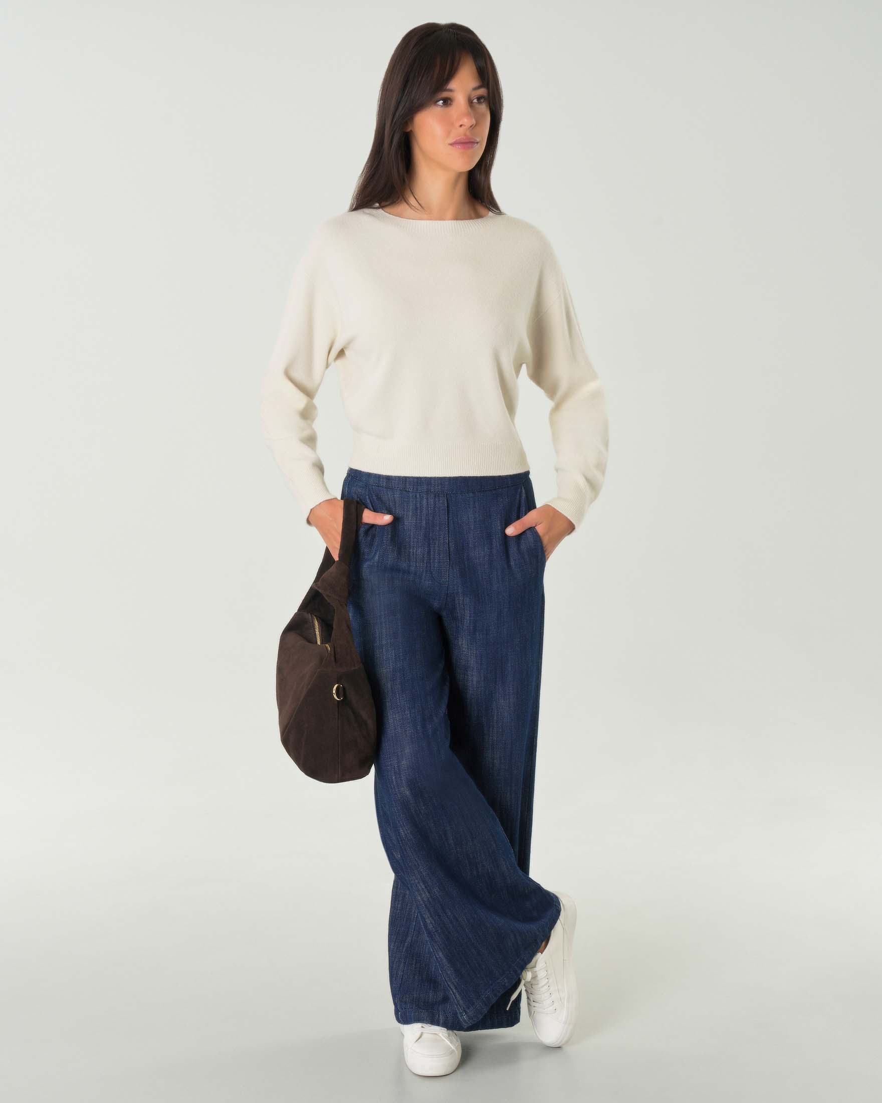 Maglia cropped bianca in misto viscosa con scollo tondo e giromanica sceso