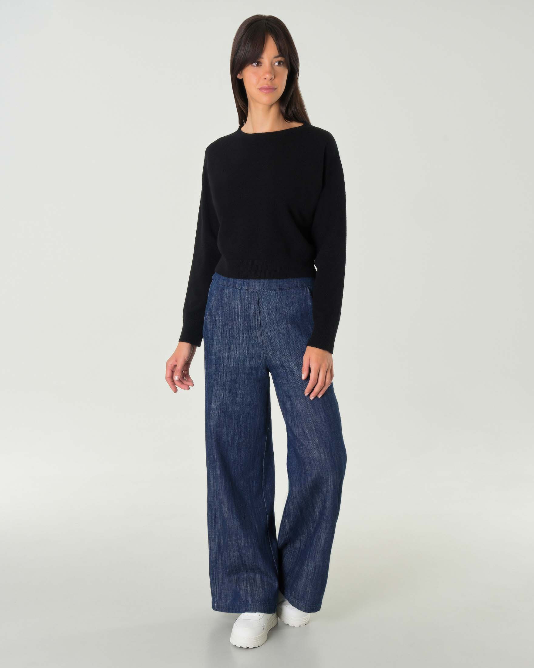 Maglia cropped nera in misto viscosa con scollo tondo e giromanica sceso