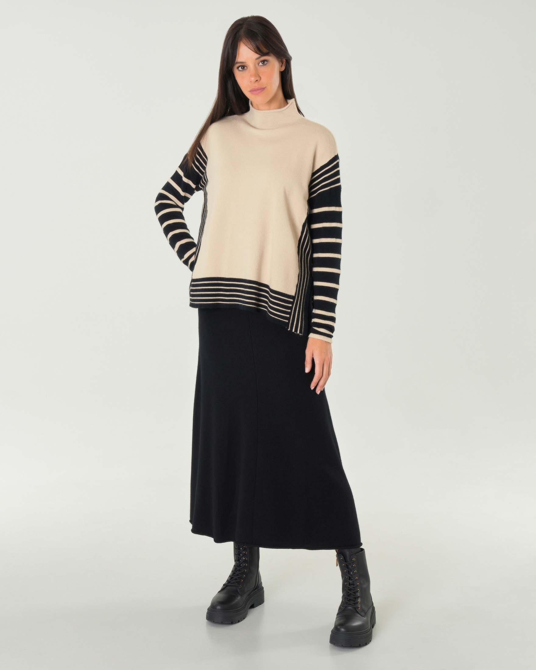 Maglia beige in viscosa stretch a motivo a righe nere su maniche e fondo con spacchi laterali