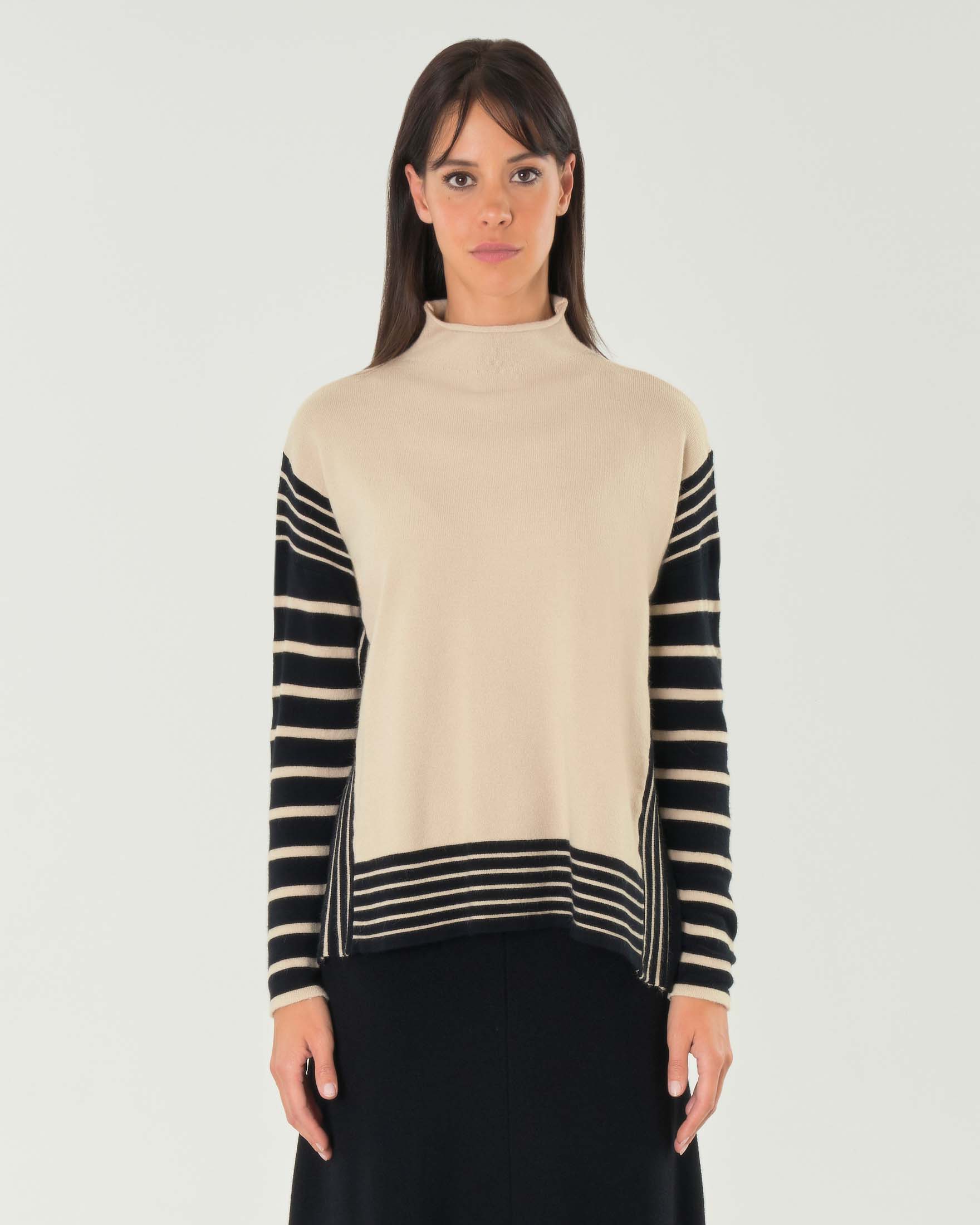 Maglia beige in viscosa stretch a motivo a righe nere su maniche e fondo con spacchi laterali image