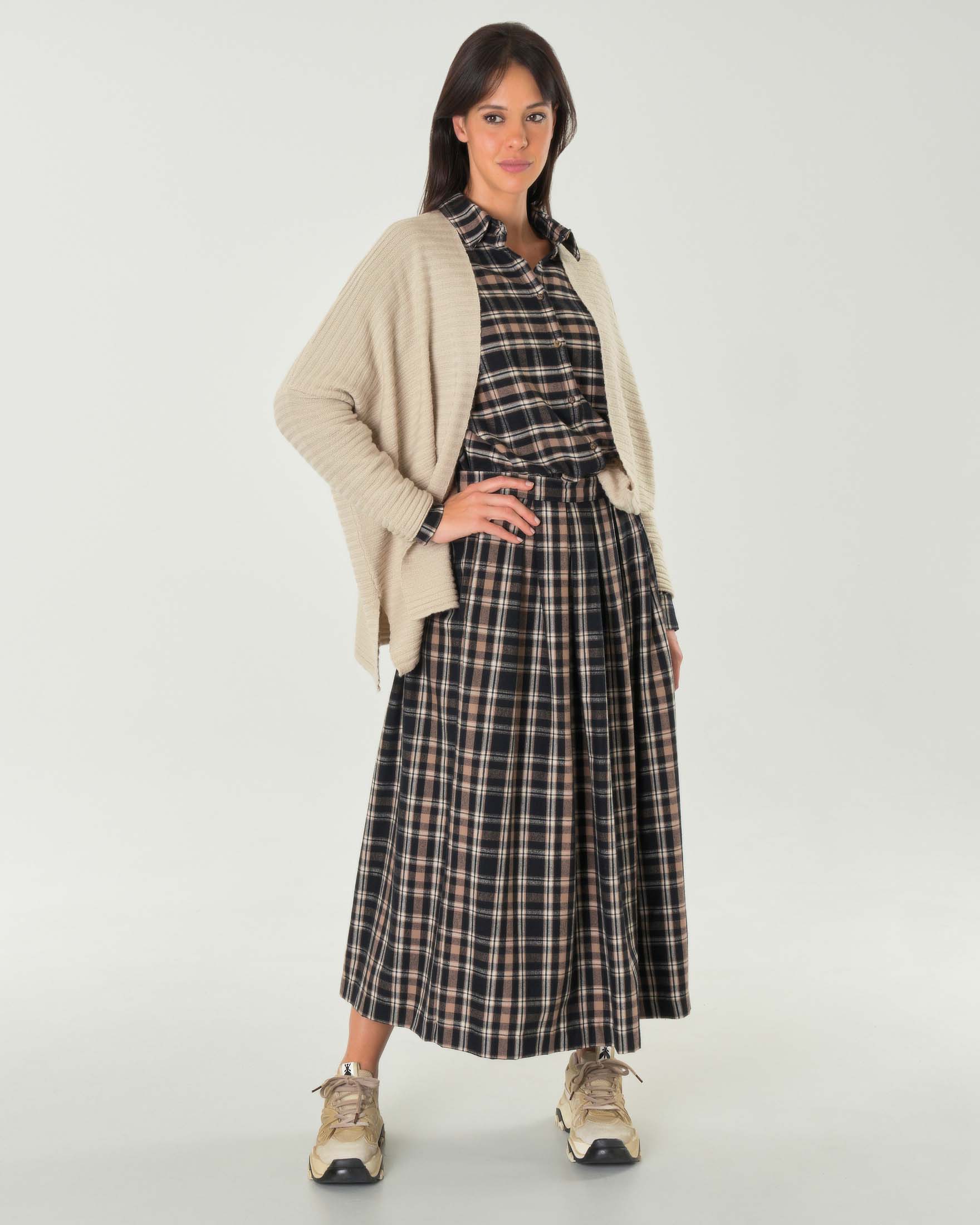 Maxi cardigan beige in lana a coste orizzontali con spalle scese