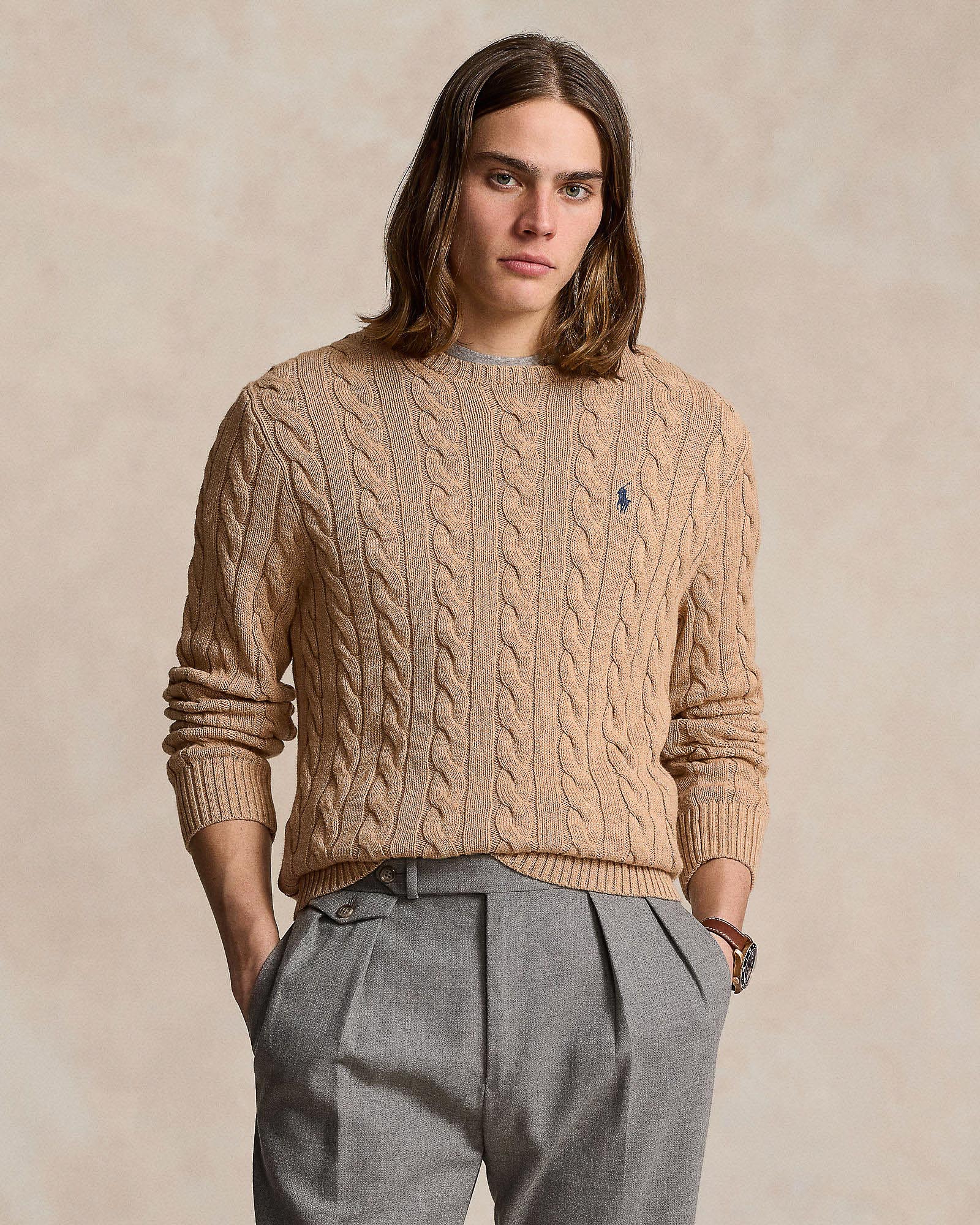 Polo Ralph Lauren — Maglia girocollo Polo Ralph Lauren color cammello a trecce in cotone con logo pony blu ricamato sul petto