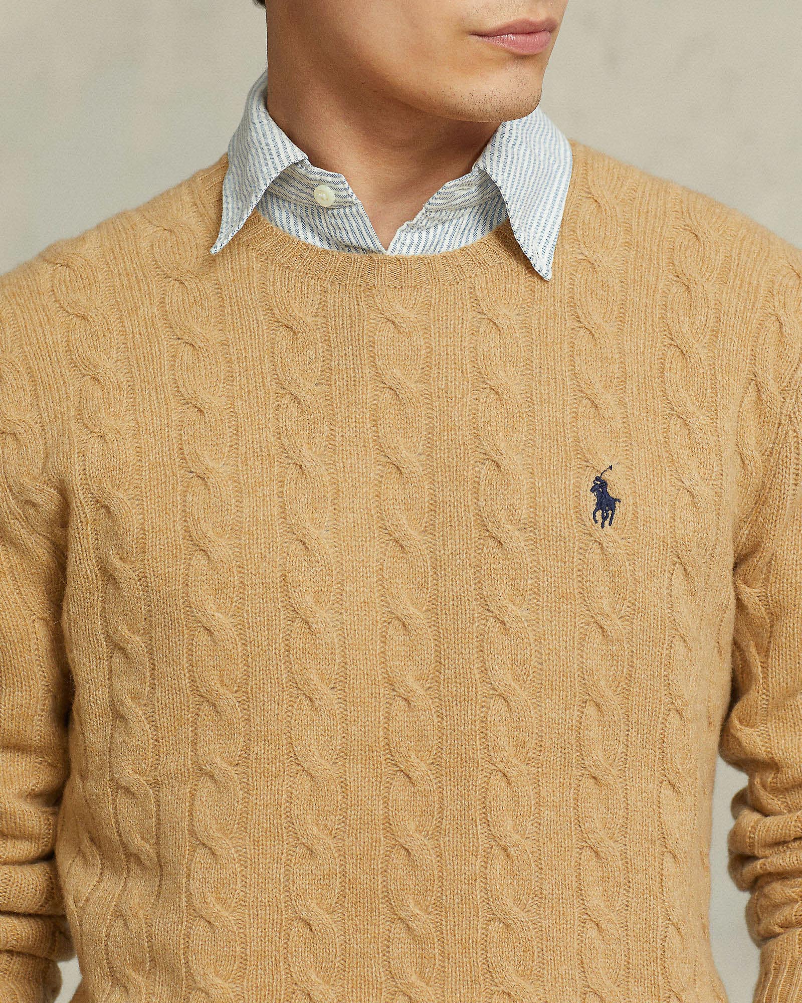 Maglia girocollo Polo Ralph Lauren color cammello in lana e cashmere lavorata a trecce con logo pony ricamato blu image