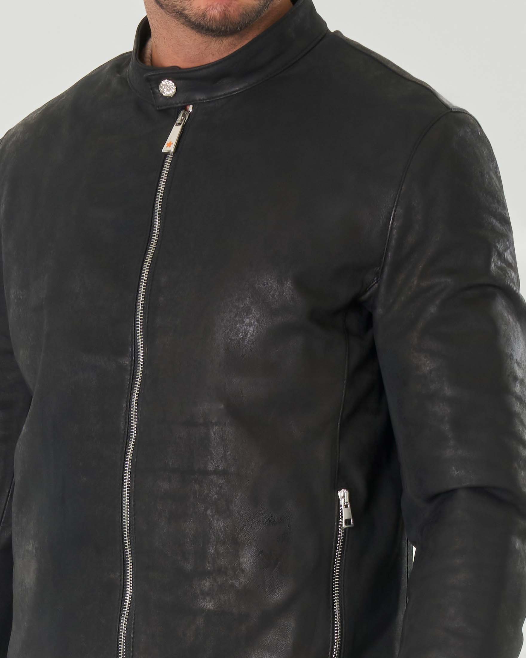 Giacca stile biker nera in nappa smerigliata con colletto alla coreana image