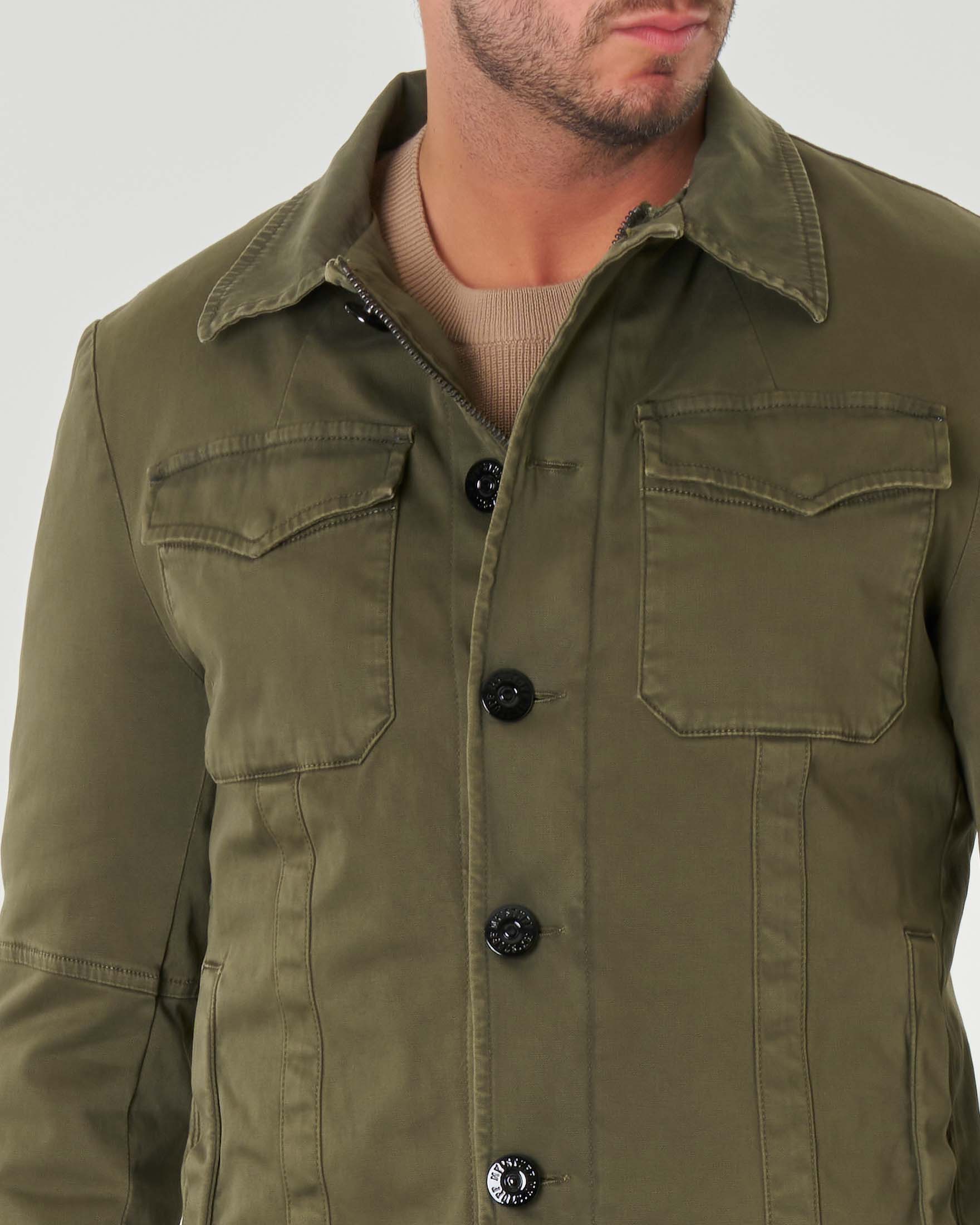 Giubbino verde militare in gabardina di cotone stretch con collo a