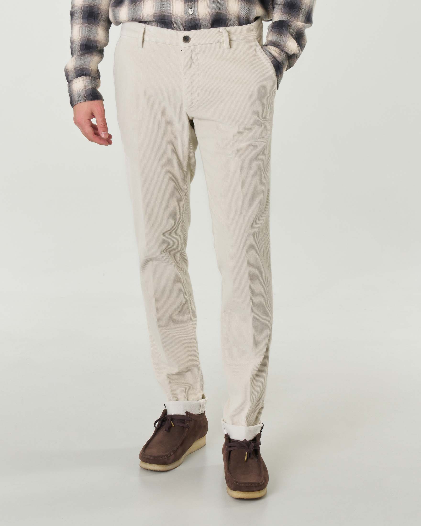 Pantaloni chino Levanto color ecrù slim-fit in velluto cinquecento righe di cotone stretch