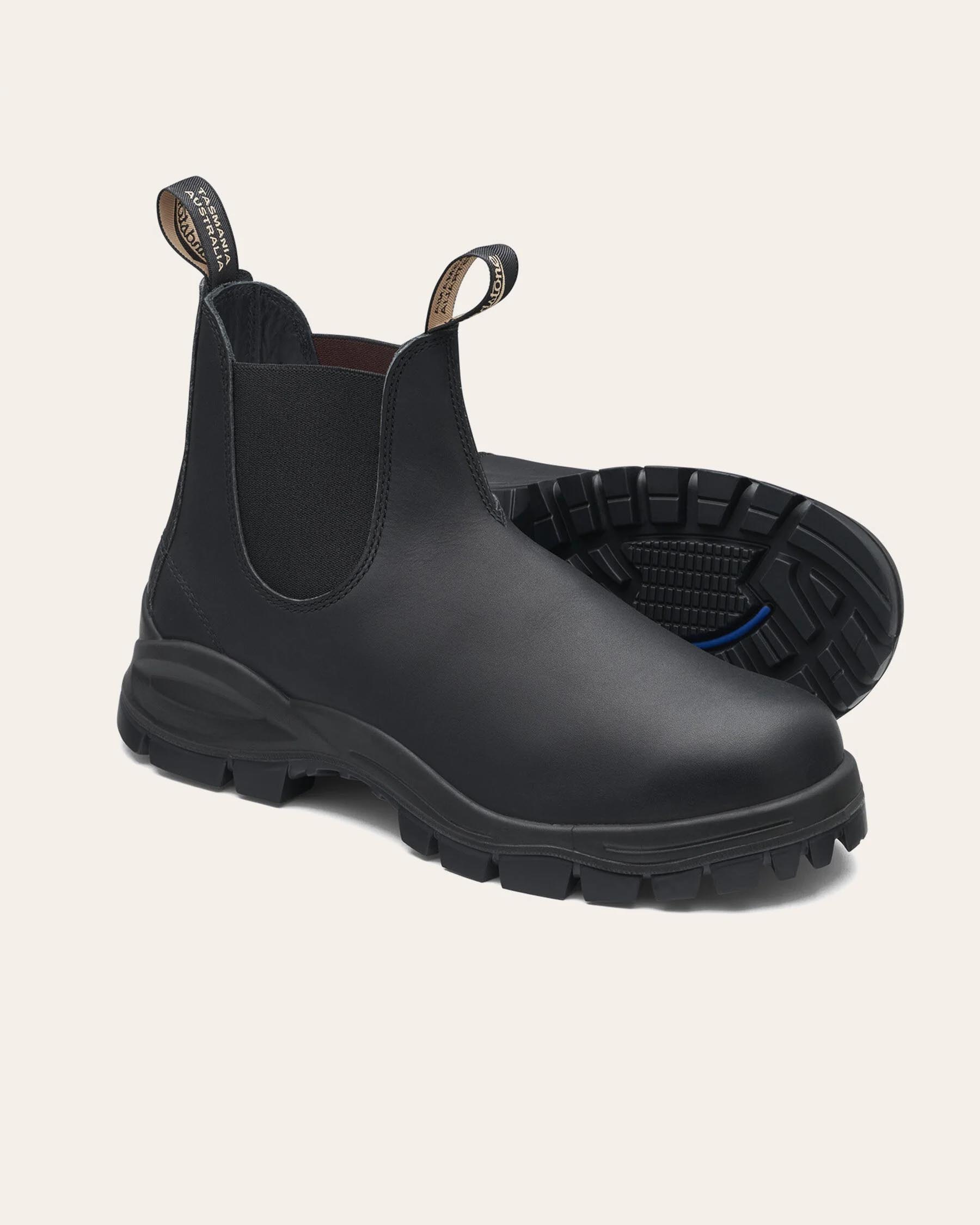 Boots neri modello 2240 in pelle liscia con suola alta in gomma image