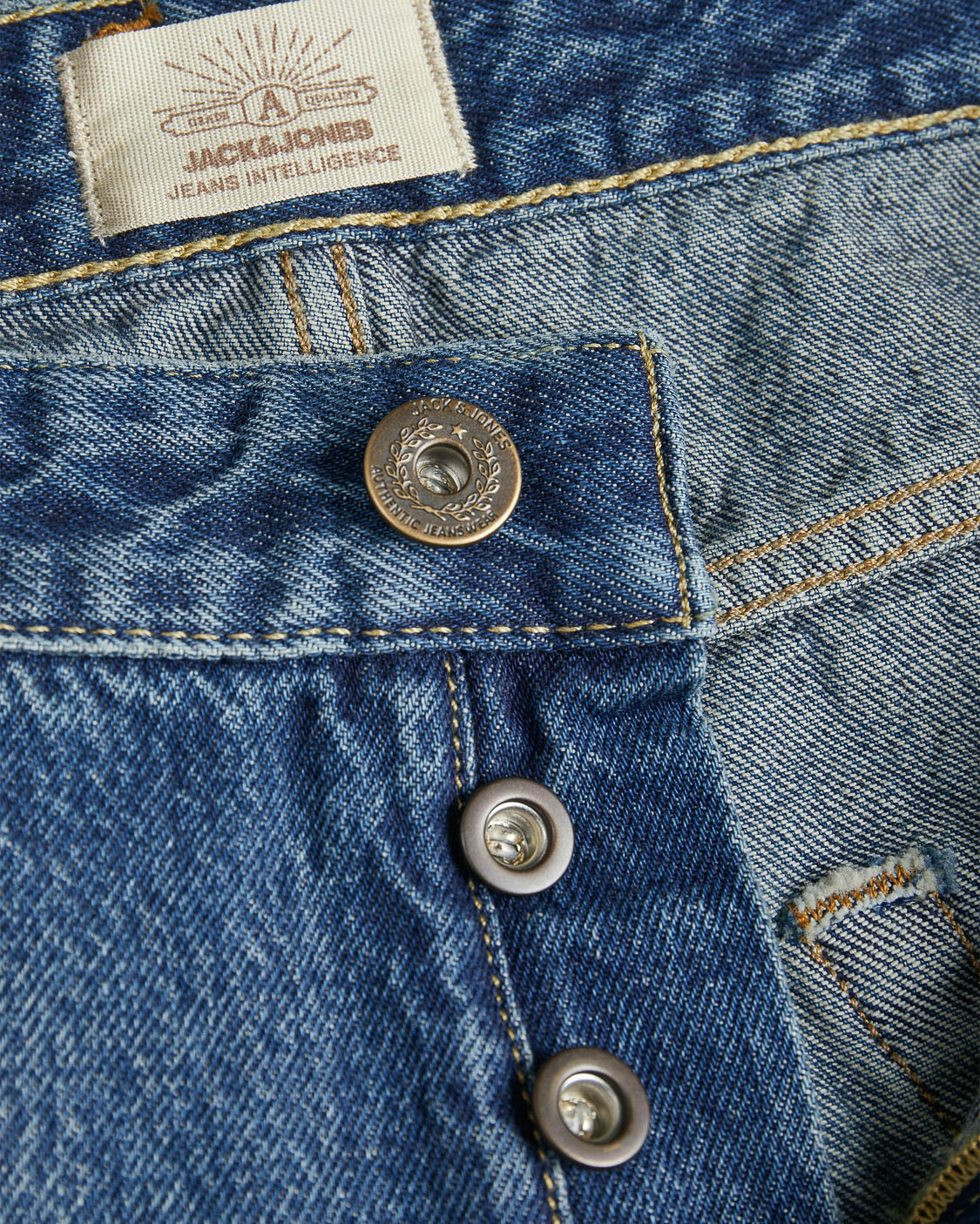 Jeans Chris relaxed-fit a gamba dritta in puro cotone lavaggio medio con sabbiature