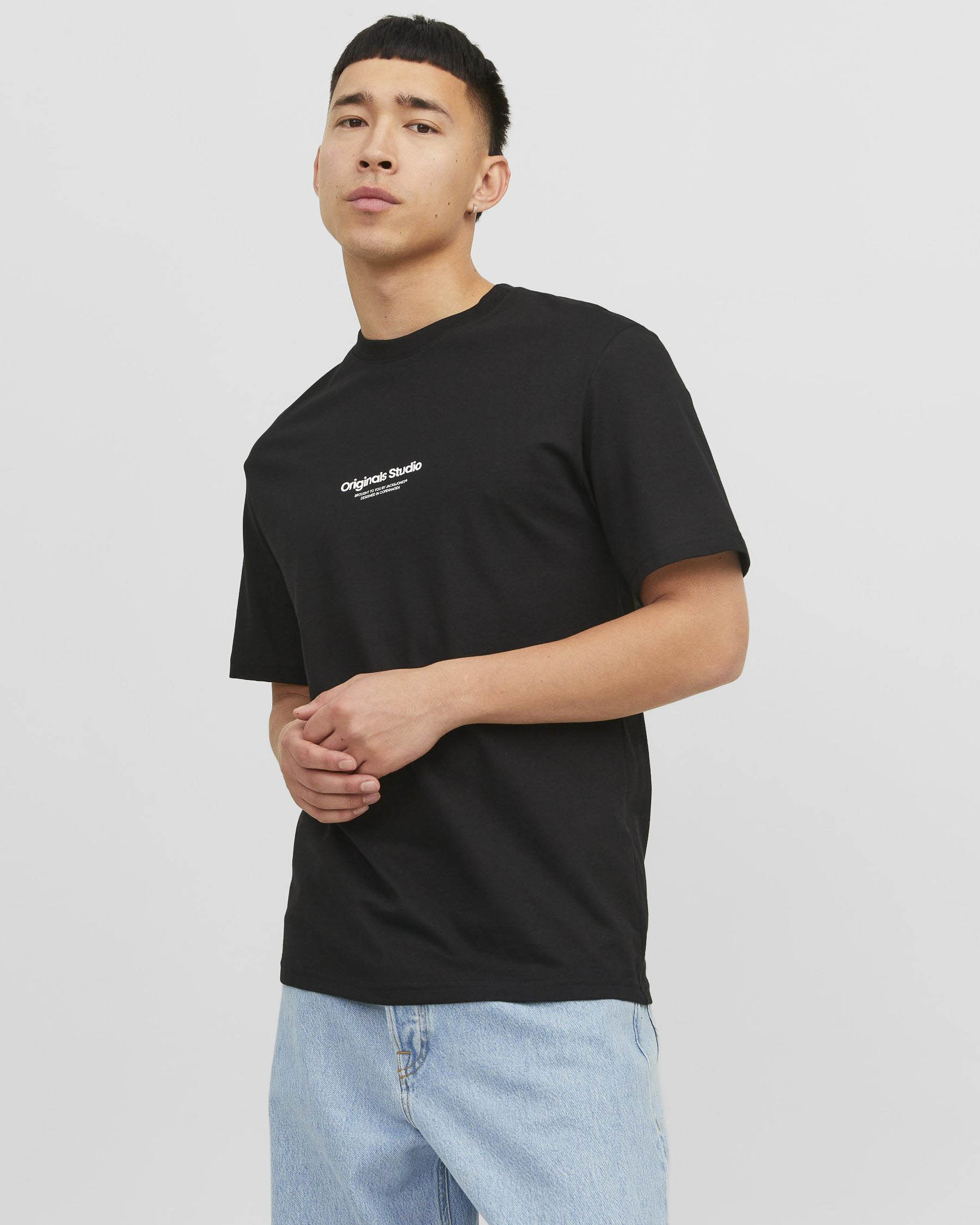 T-shirt nera relaxed-fit in puro cotone con stampa logo piccola bianca centrale sul petto