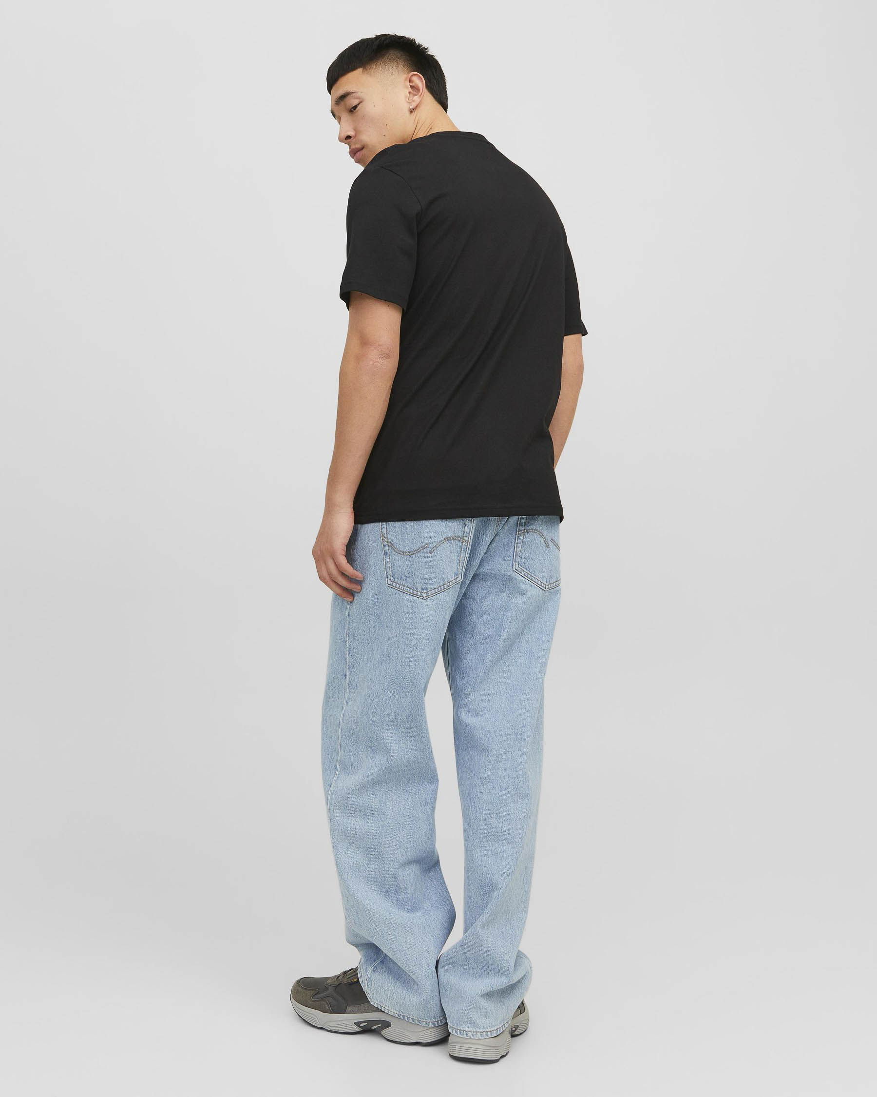 T-shirt nera relaxed-fit in puro cotone con stampa logo piccola bianca centrale sul petto image