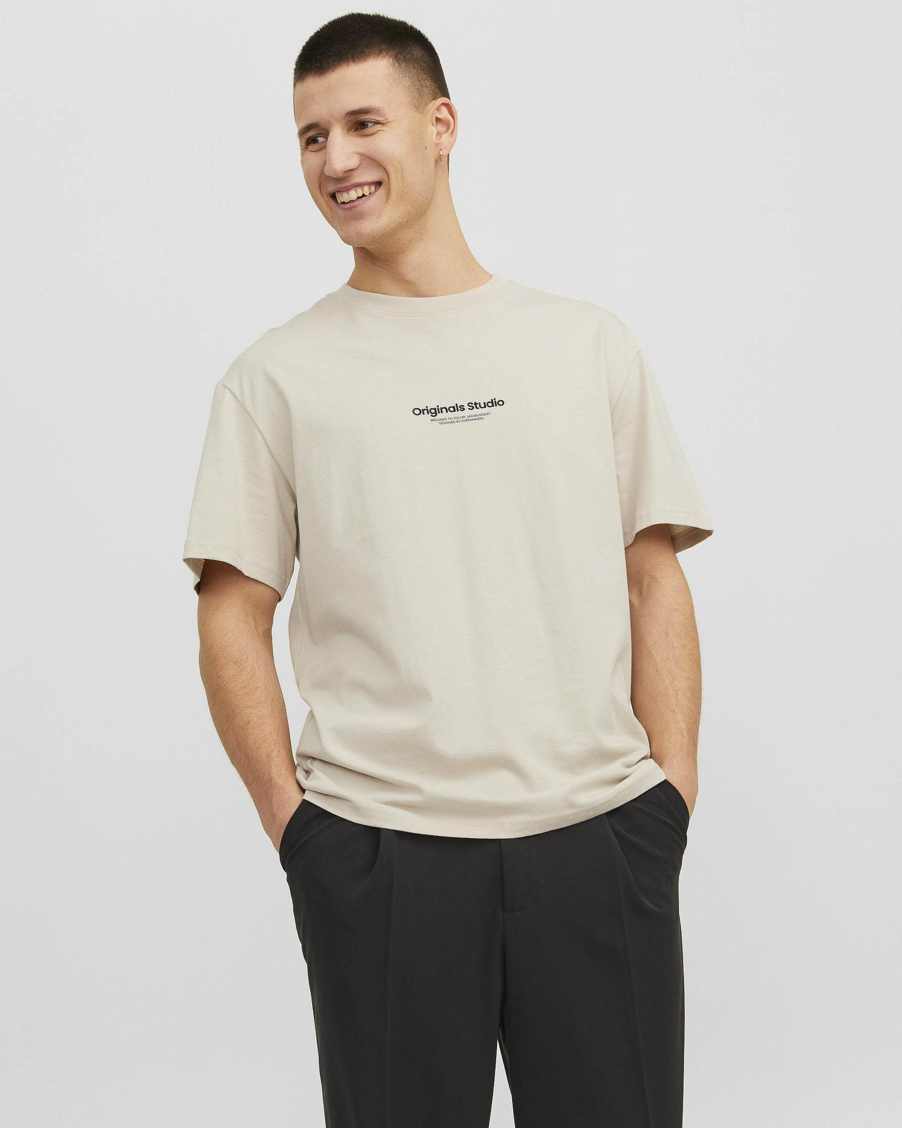 T-shirt color ecrù relaxed-fit in puro cotone con stampa logo piccola nera centrale sul petto