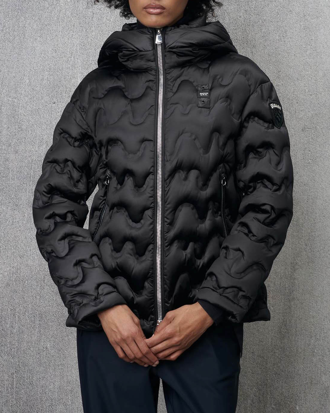 Piumino nero a onde modello Keith con cappuccio fisso e imbottitura in piuma d'anatra image
