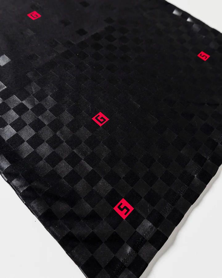 T-shirt nera in cotone a maniche corte con stampa pixel image