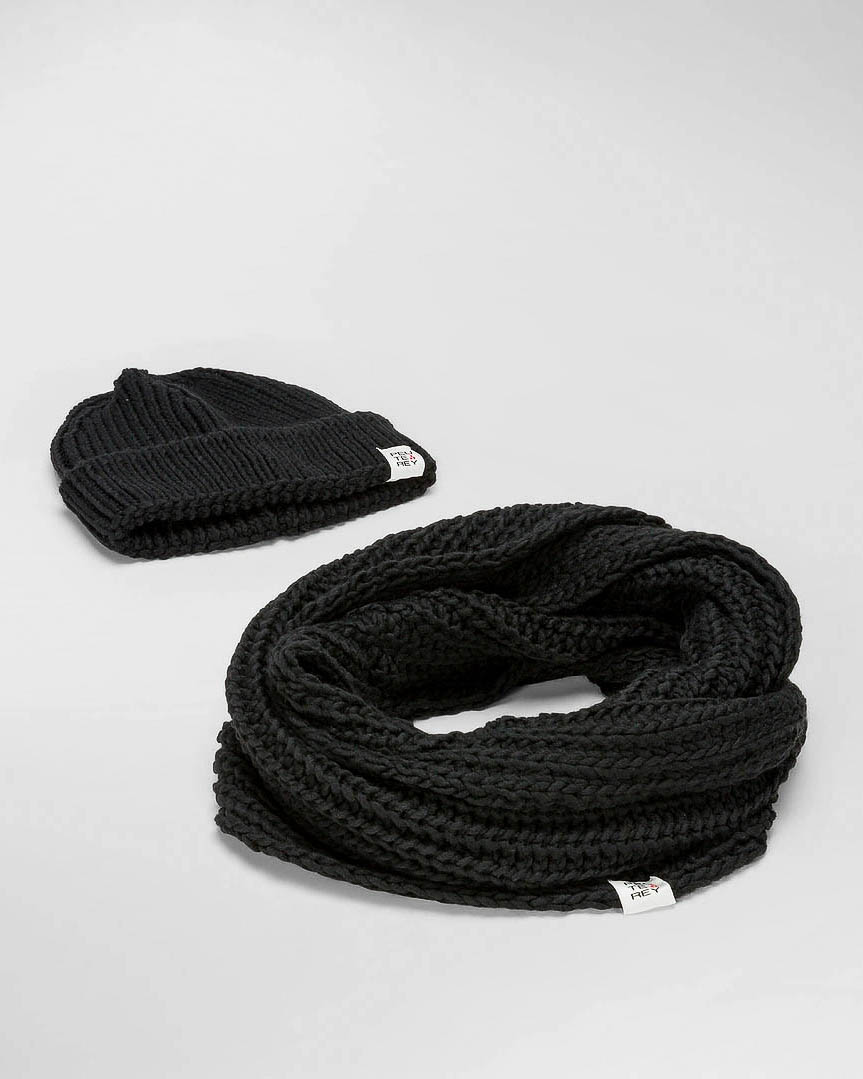 Set idea regalo con sciarpa ad anello e berretto in maglia neri image
