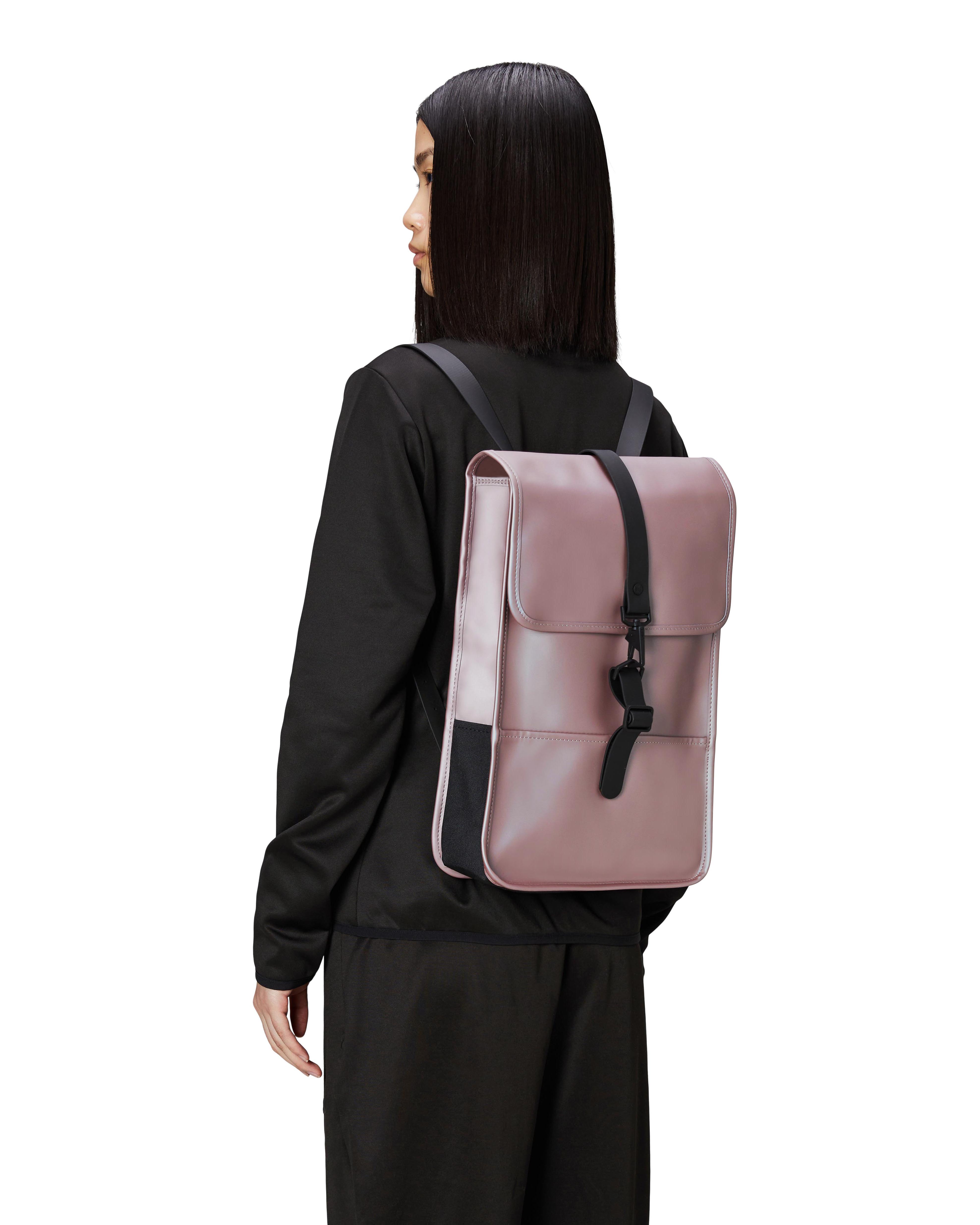 Zaino Backpack Mini color malva in tessuto tecnico impermeabile effetto metallizzato con patta