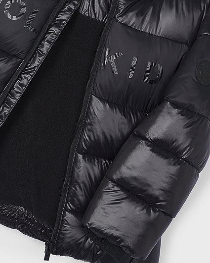 Giaccone nero in nylon imbottito con cappuccio e stampa sul davanti image