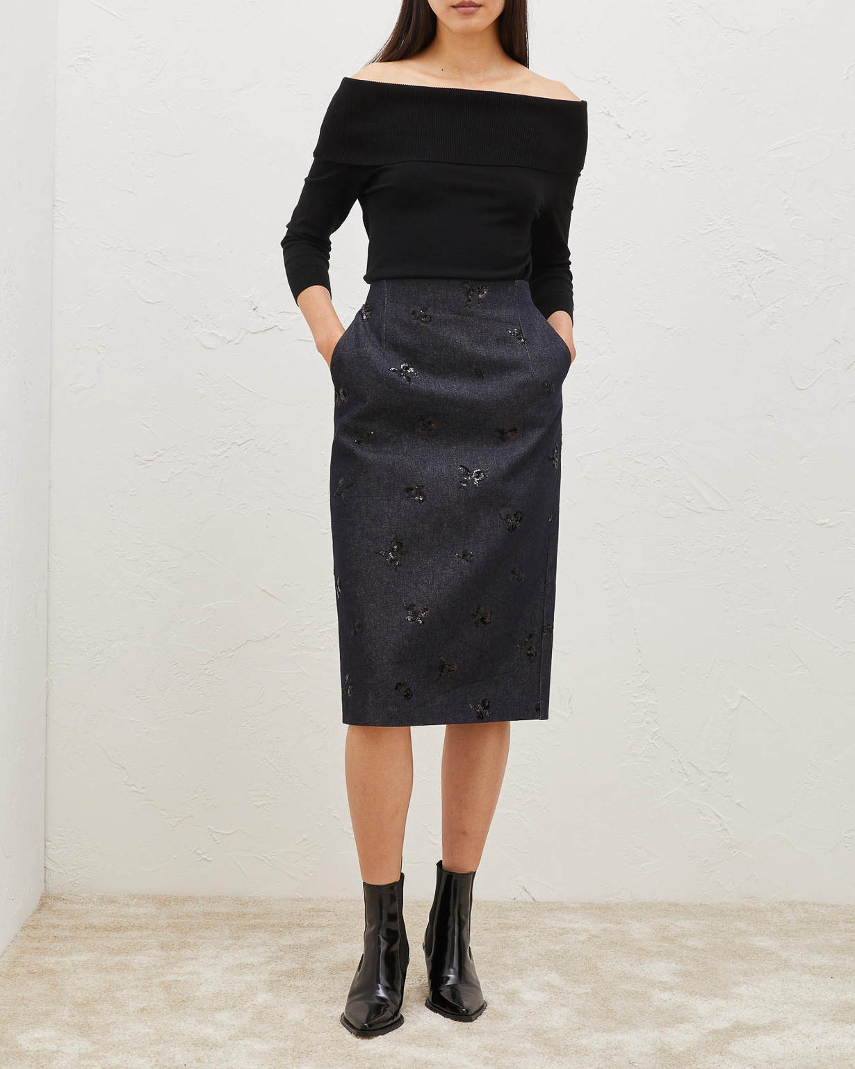 Gonna midi a tubino in denim di cotone con ricami neri in paillettes