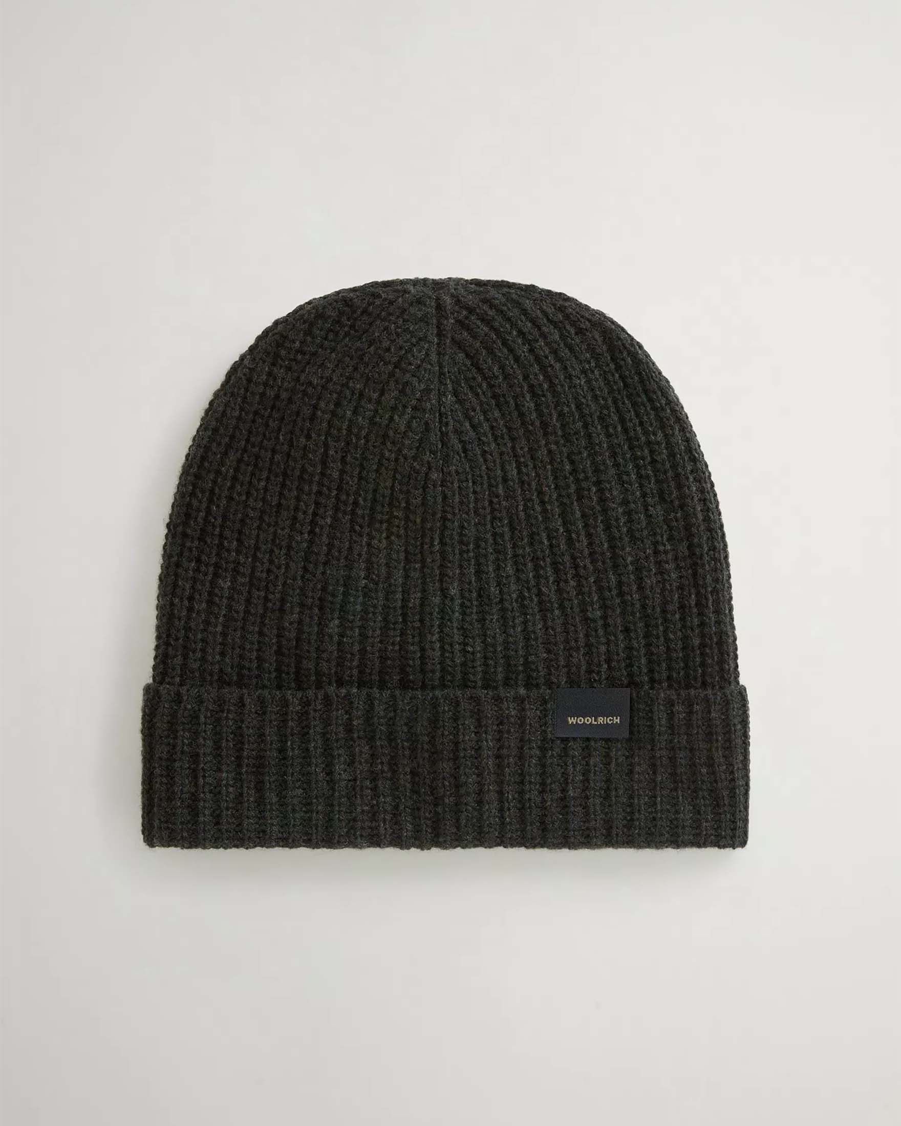 Berretto Woolrich verde scuro a coste in lana merino con risvolto e logo