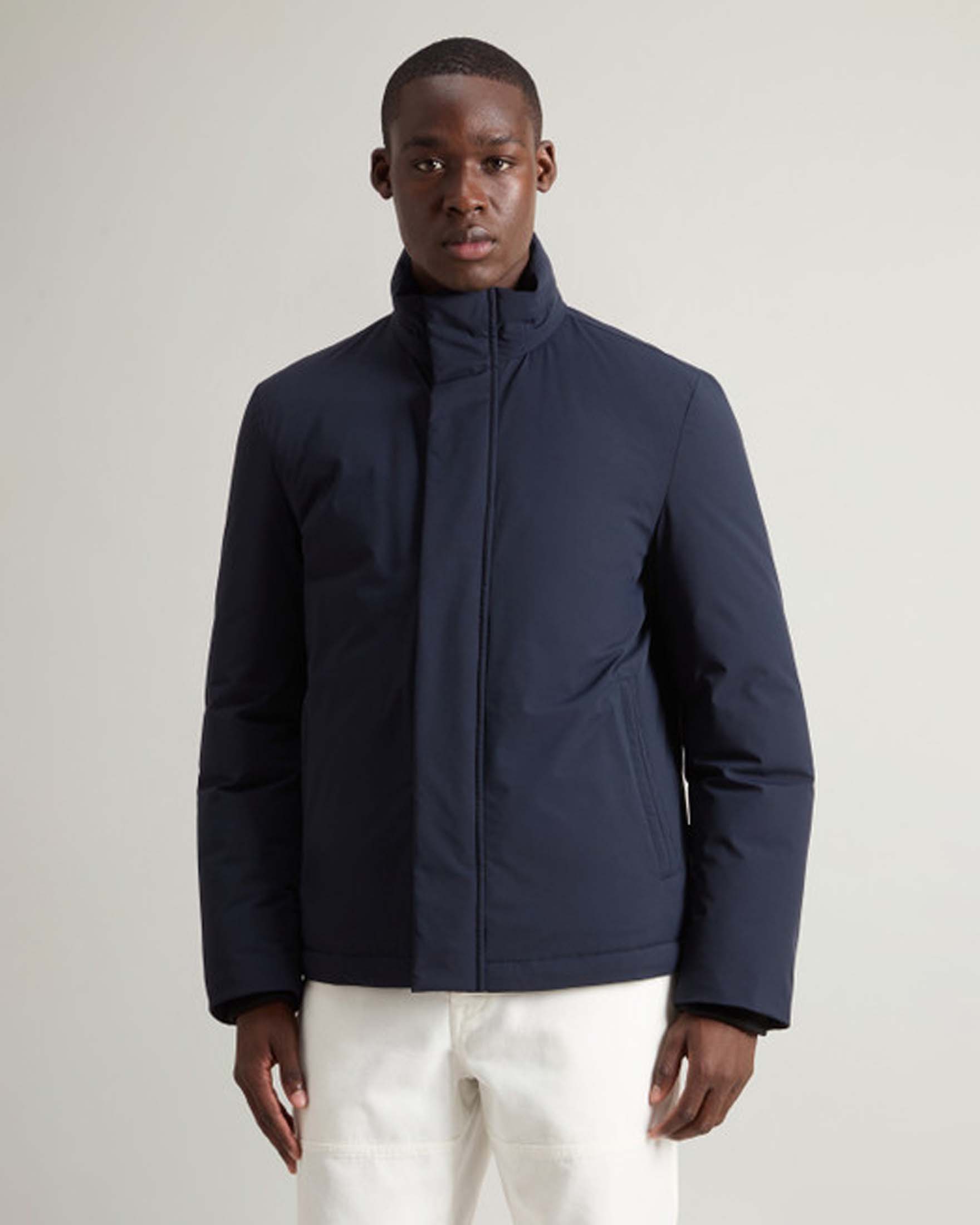 Giubbino blu Woolrich in tessuto stretch imbottito in piuma con cappuccio staccabile