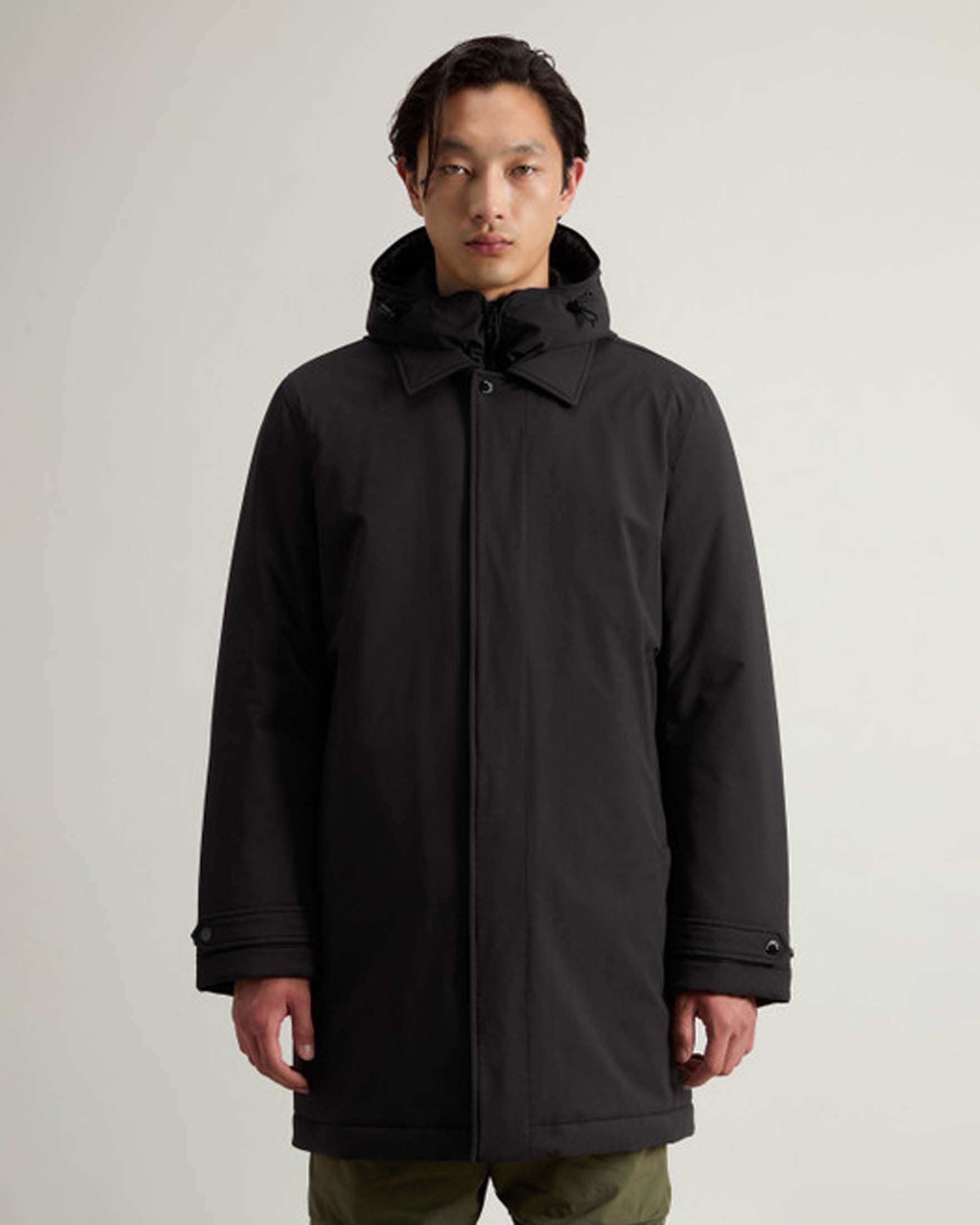 Impermeabile nero Woolrich in tessuto stretch con davantino e cappuccio staccabili