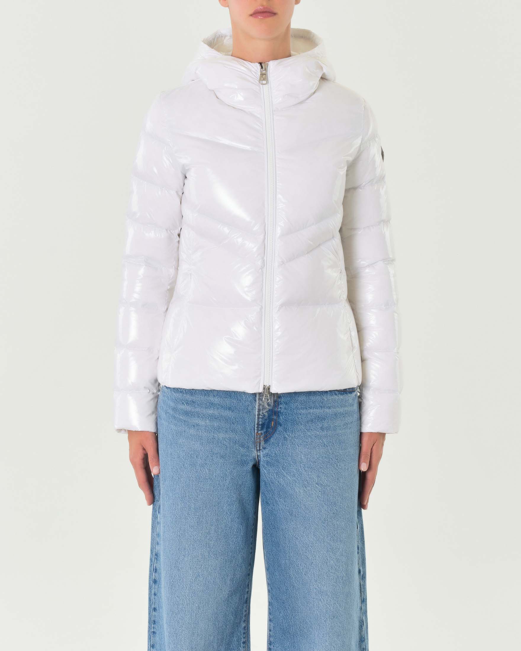 Piumino bianco in tessuto super glossy con trapuntature oblique e cappuccio image