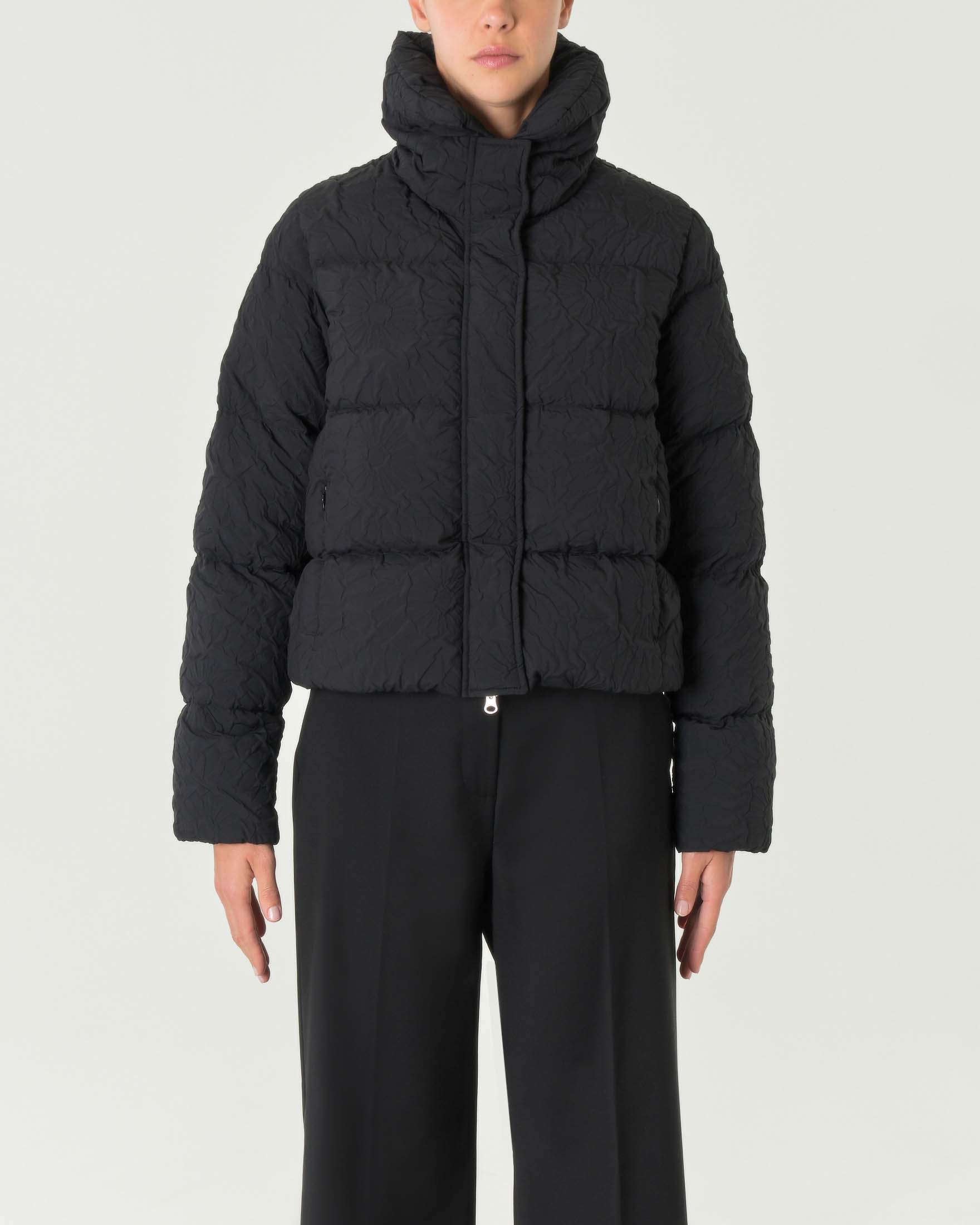 Piumino nero cropped in tessuto a motivo floreale tridimensionale con collo alto image