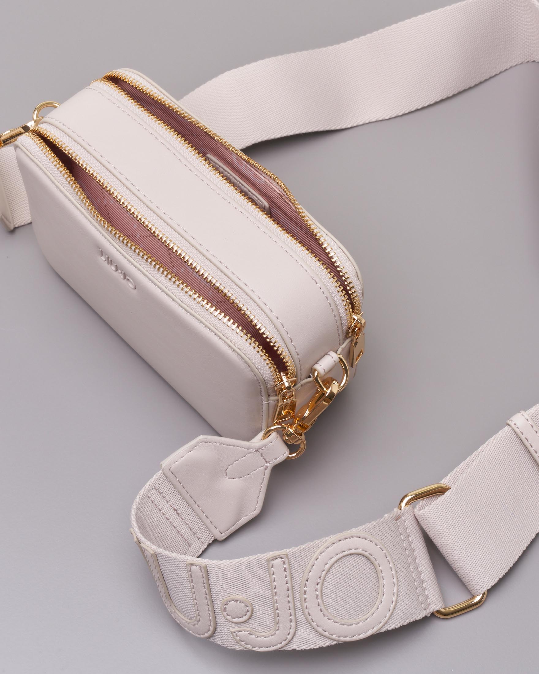 Cross bag color avorio piccola in similpelle martellata con tracolla in gros-grain con maxi logo in vernice image