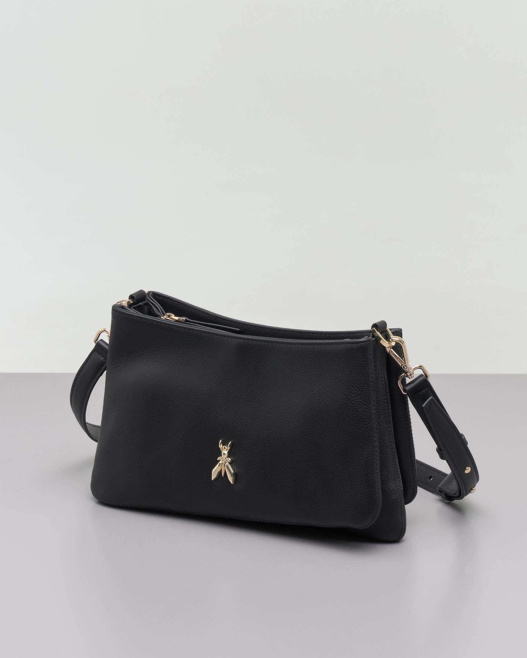 Borsa a tracolla nera a tre scomparti in pelle martellata con maxi logo Fly in metallo dorato