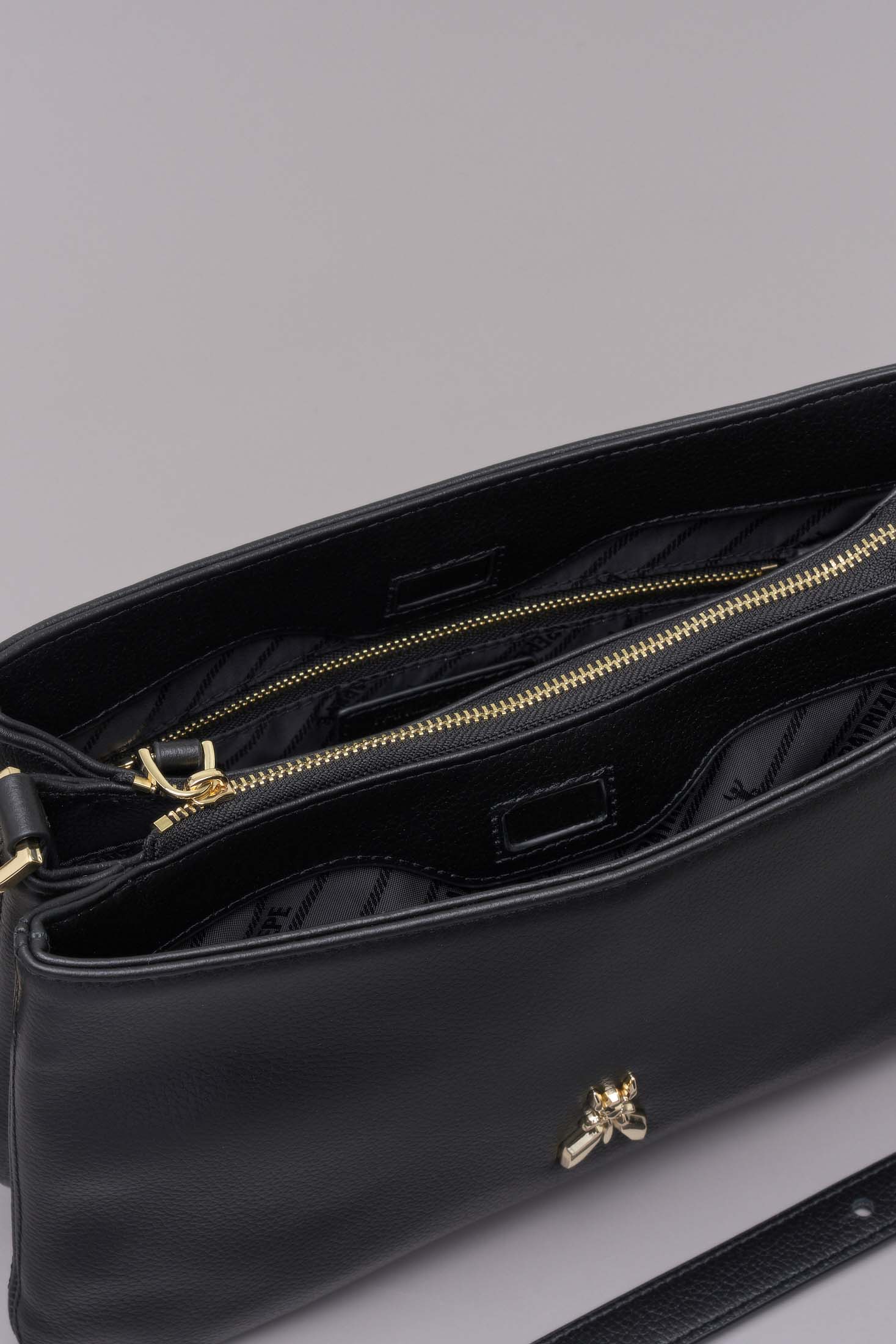 Borsa a tracolla nera a tre scomparti in pelle martellata con maxi logo Fly in metallo dorato image