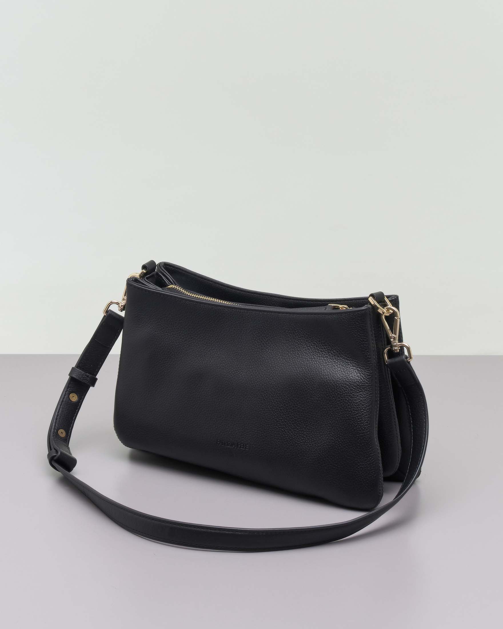 Borsa a tracolla nera a tre scomparti in pelle martellata con maxi