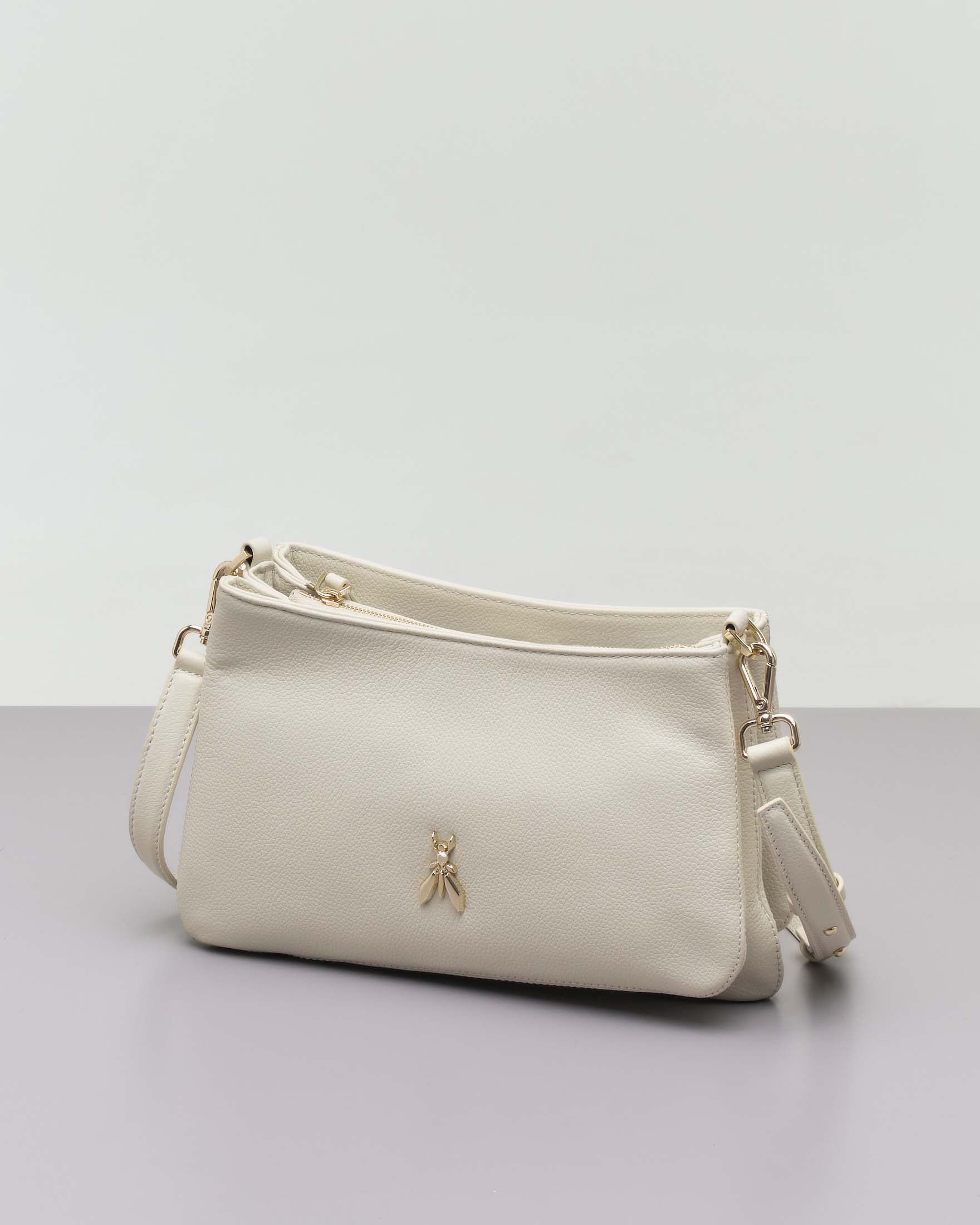Borsa a tracolla color latte a tre scomparti in pelle martellata con maxi logo Fly in metallo dorato
