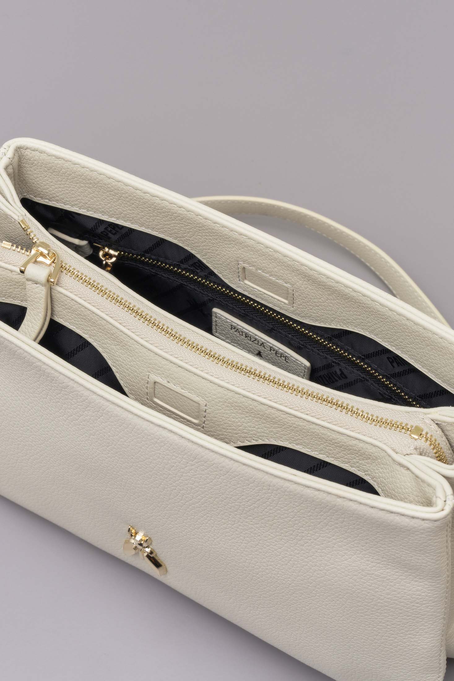 Borsa a tracolla color latte a tre scomparti in pelle martellata con maxi logo Fly in metallo dorato image