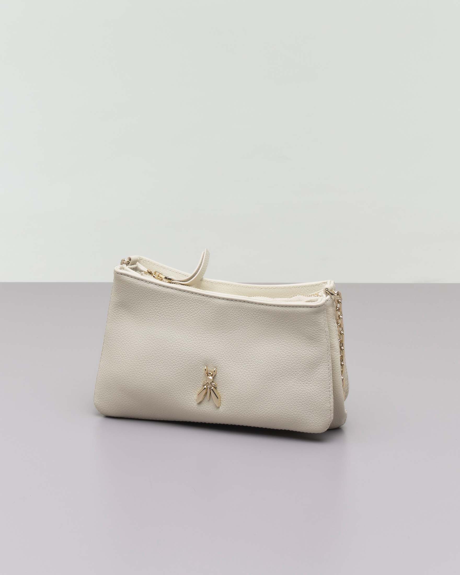 Borsa a tracolla nera a tre scomparti in pelle martellata con maxi logo Fly in metallo dorato