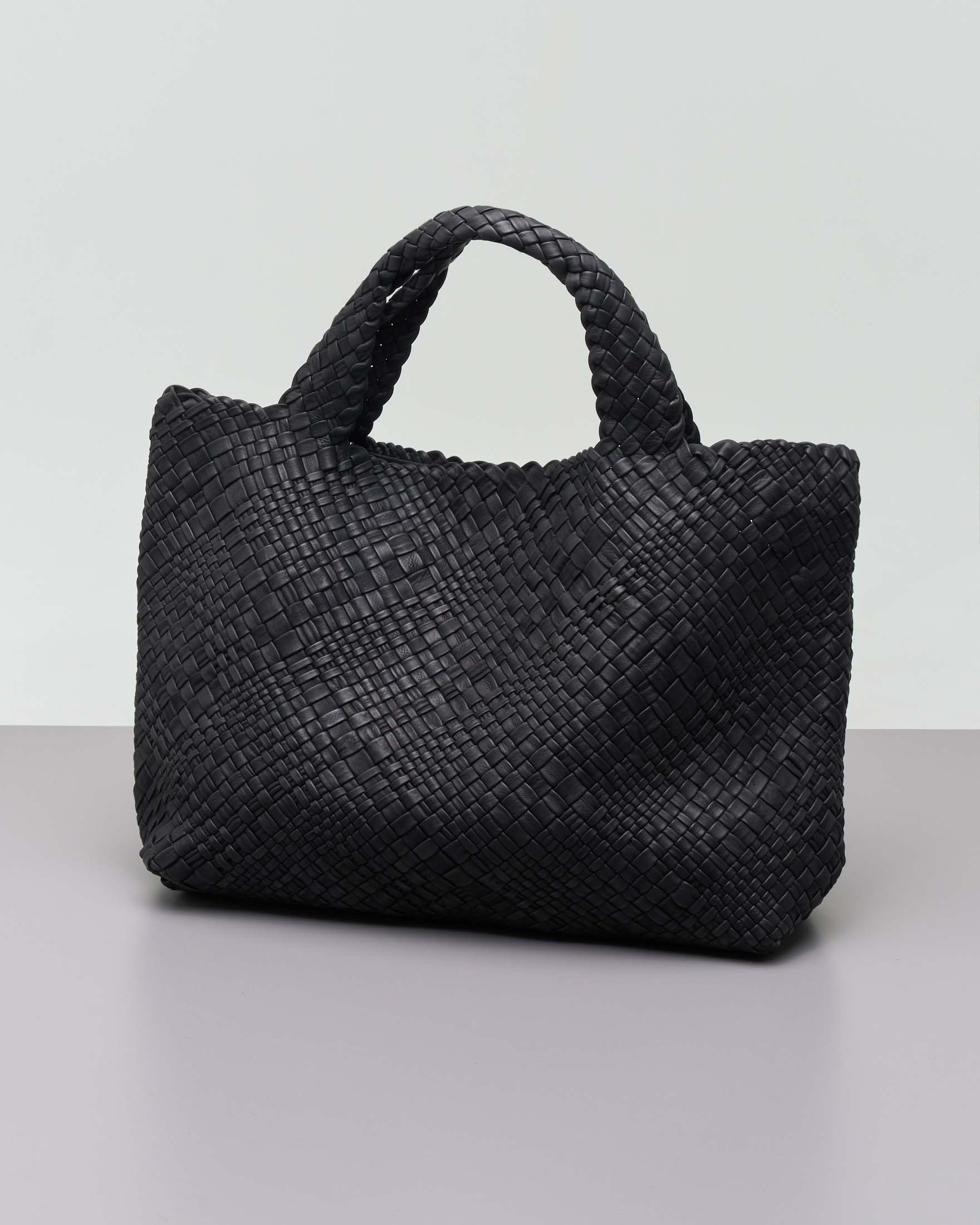 Borsa nera in pelle intrecciata a mano da artigiani altamente specializzati