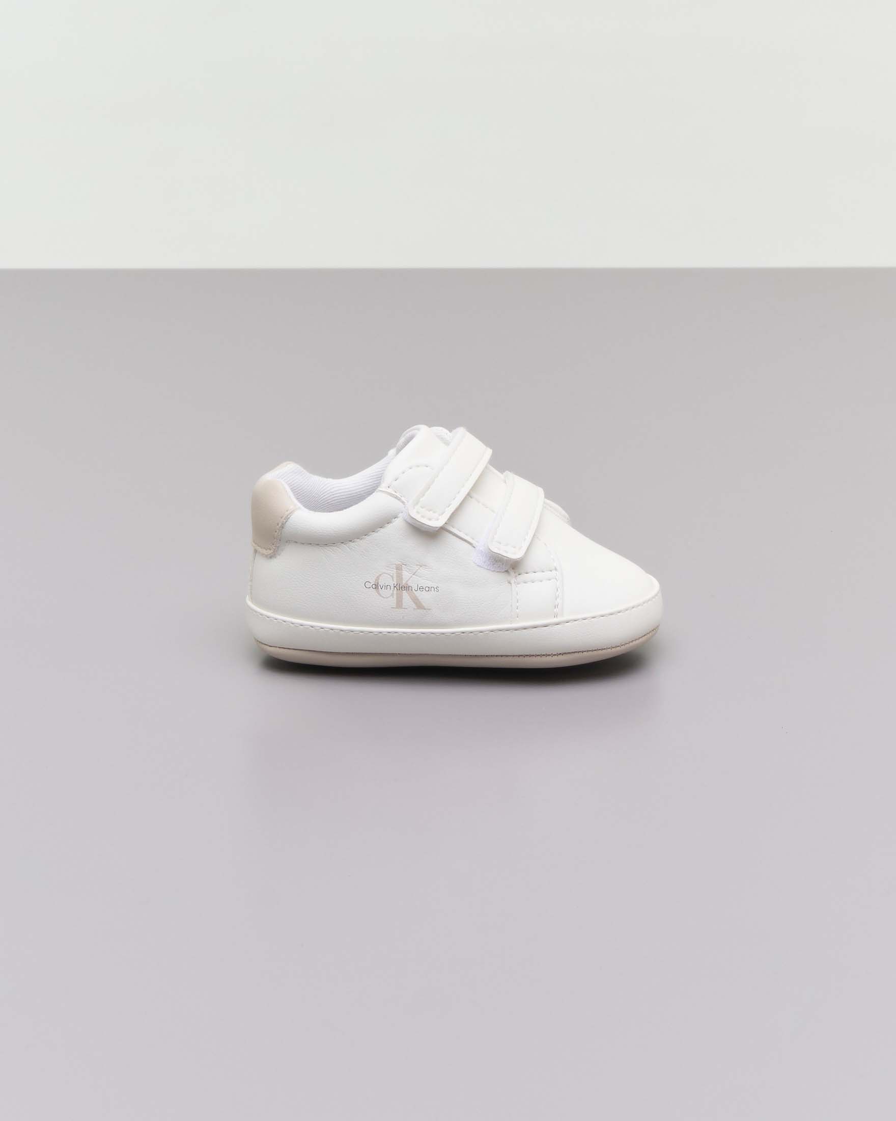 Sneakers bianche in ecopelle con chiusura a velcro e dettagli beige