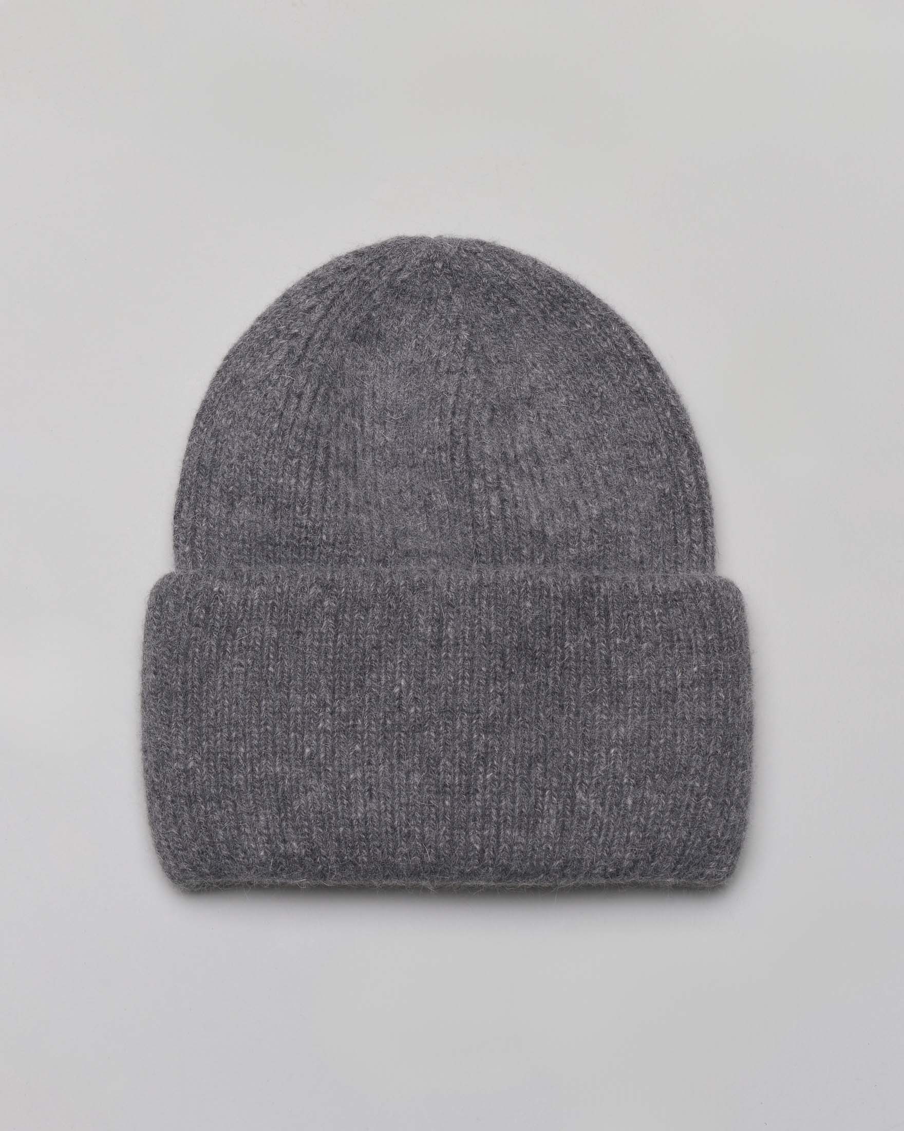 Berretto grigio antracite a coste in misto angora con risvolto