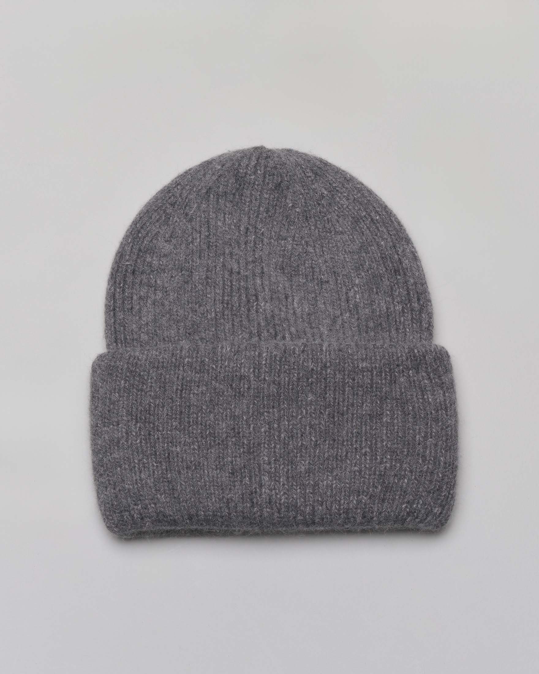 Berretto grigio antracite a coste in misto angora con risvolto image