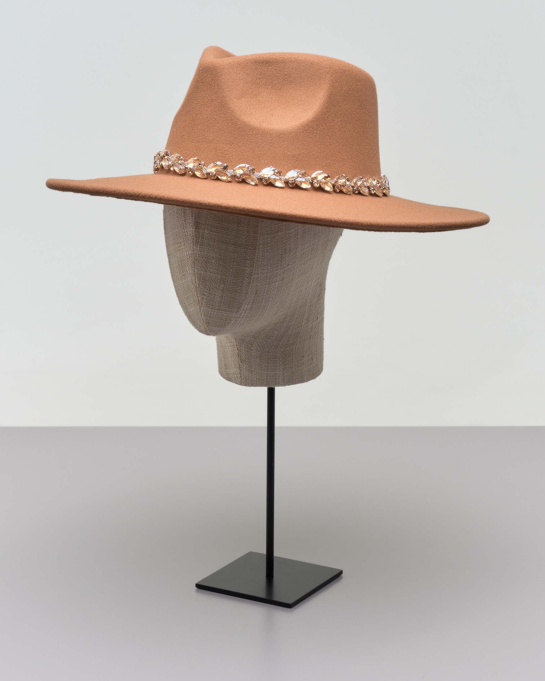 Cappello a tesa larga color cammello in panno con cinta in pietre gioiello tono su tono