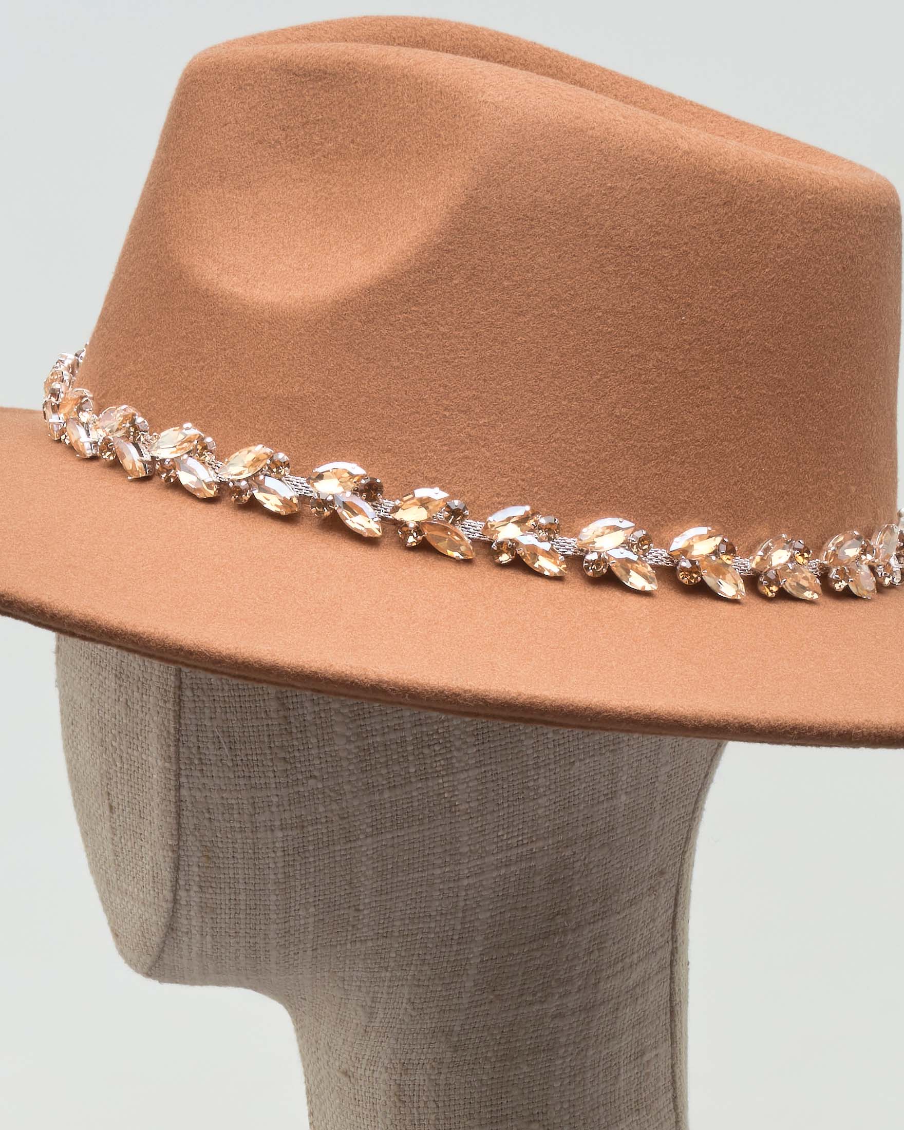 Cappello a tesa larga color cammello in panno con cinta in pietre gioiello tono su tono image