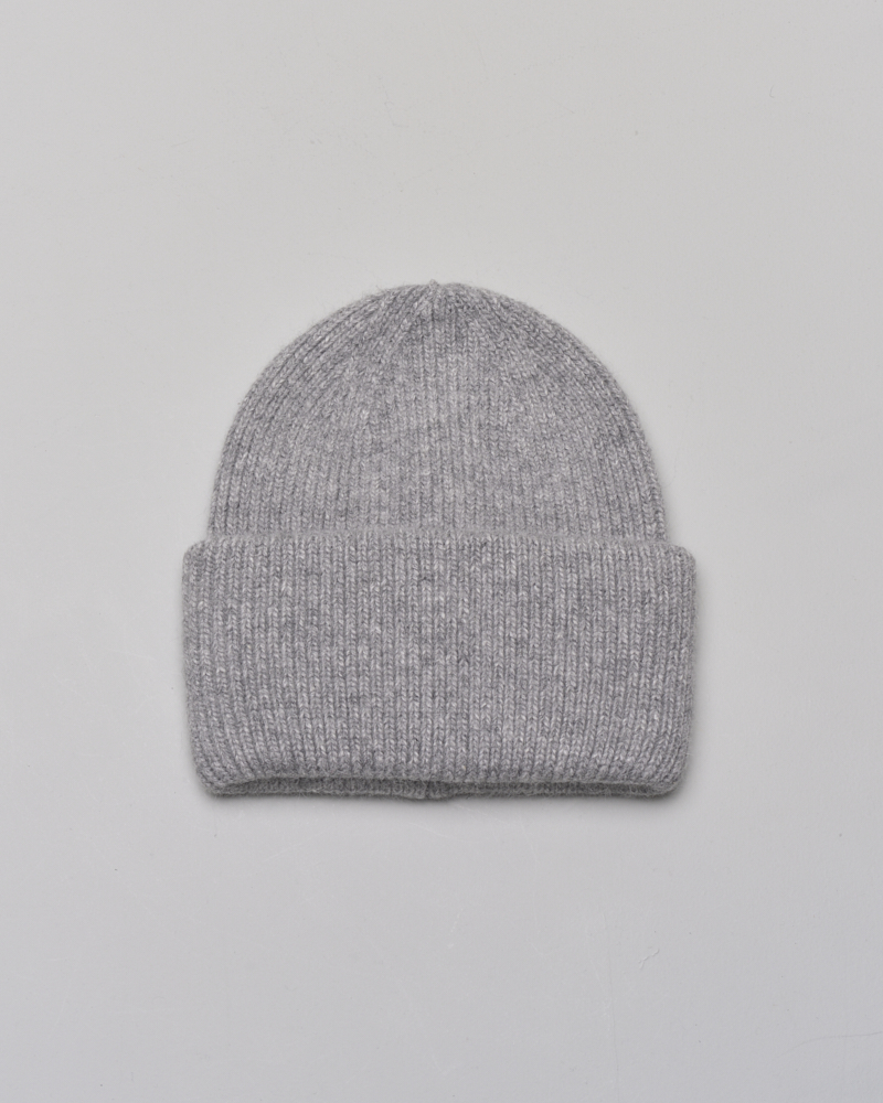 Berretto grigio perla a coste in misto angora con risvolto