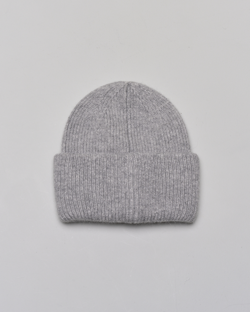 Berretto grigio perla a coste in misto angora con risvolto image