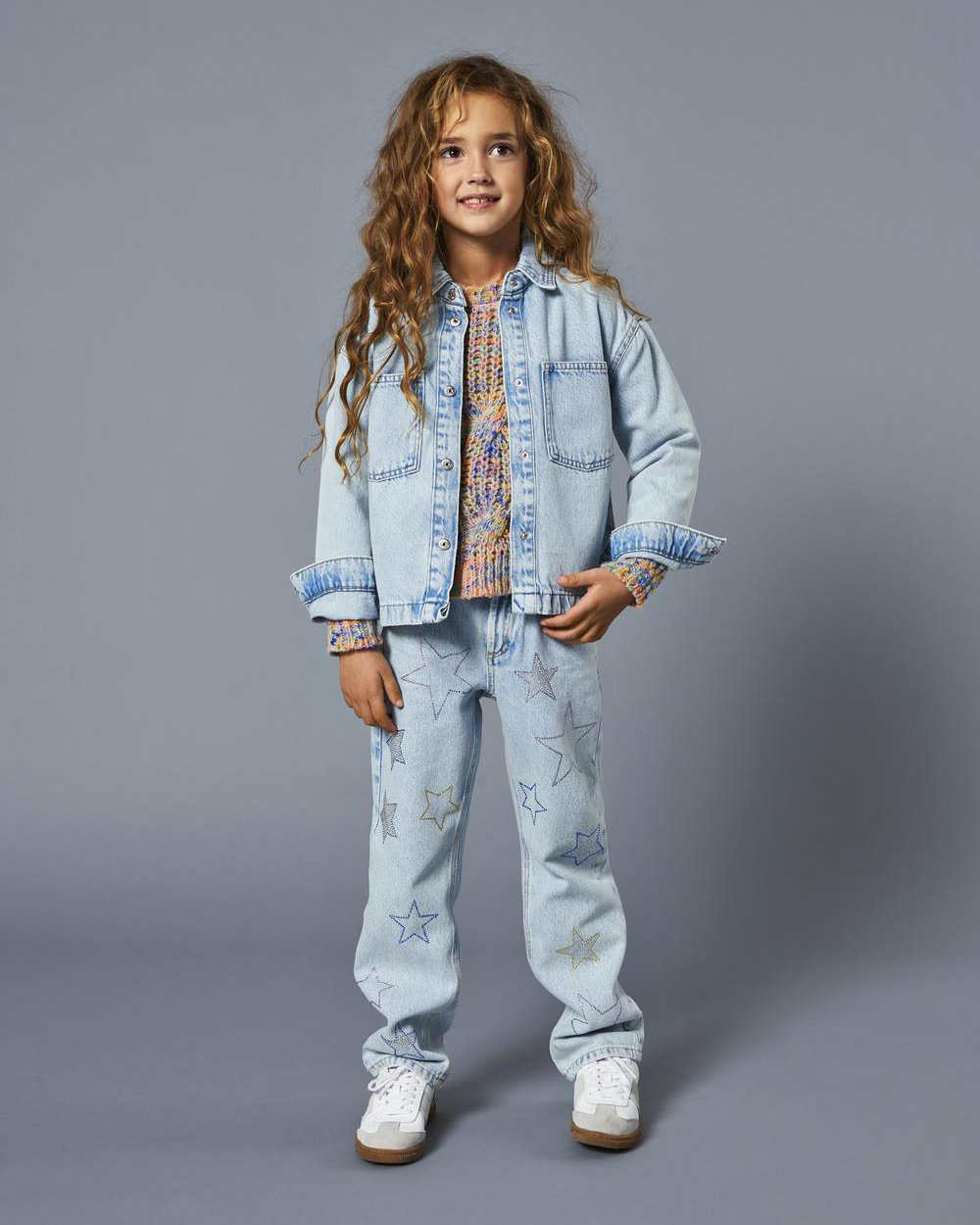 Jeans loose fit in cotone a lavaggio chiaro con stelle strass